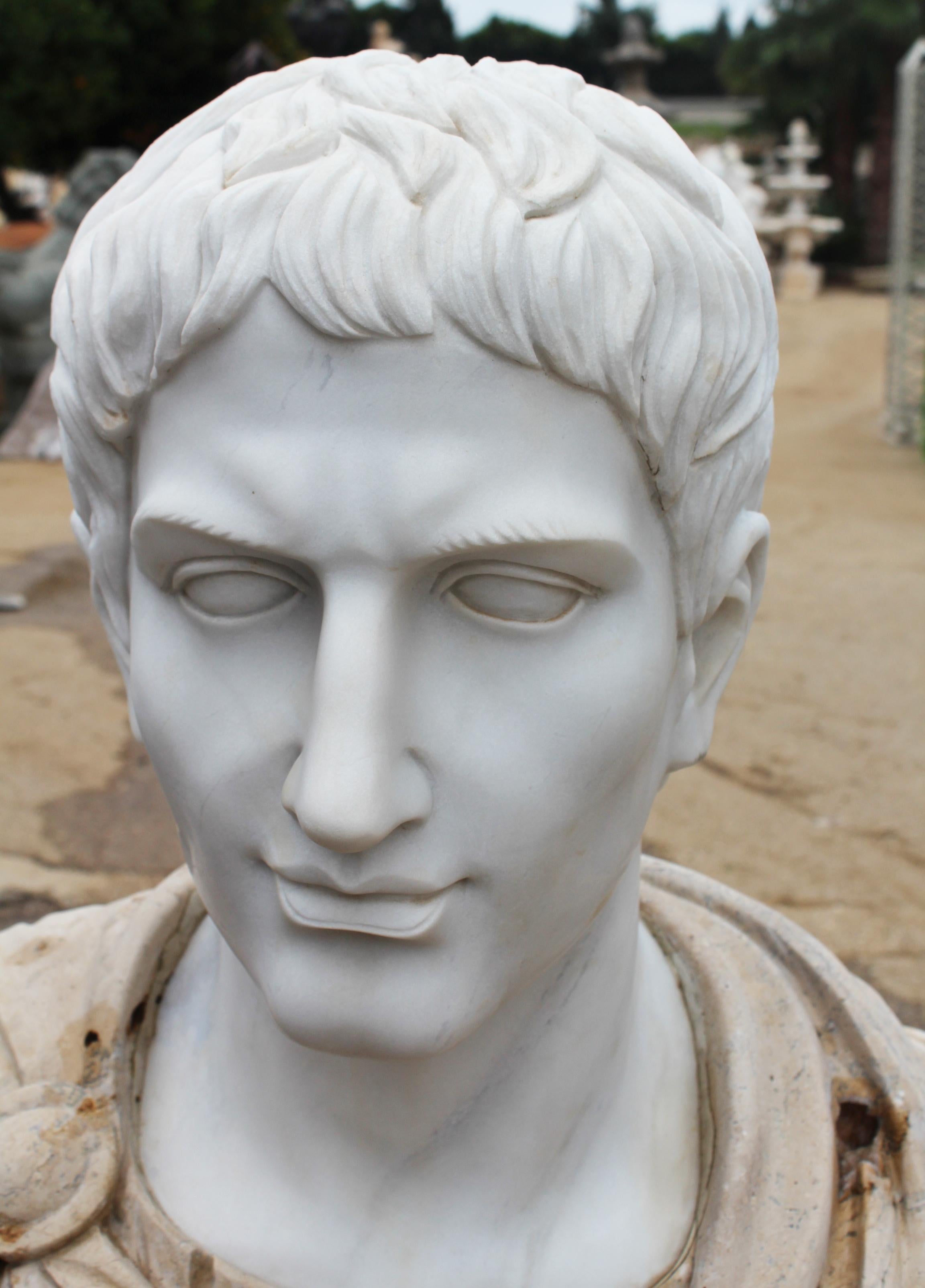 Buste romain des années 1990 sculpté à la main en marbre blanc et en marbre travertin en vente 2