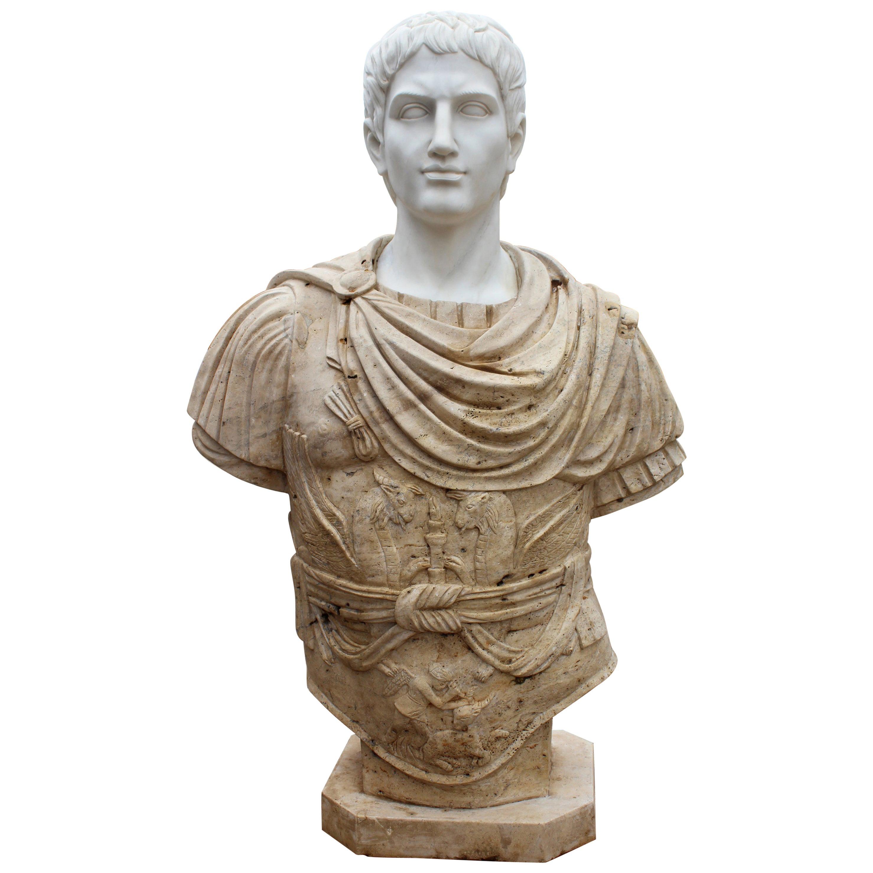 Buste romain des années 1990 sculpté à la main en marbre blanc et en marbre travertin en vente