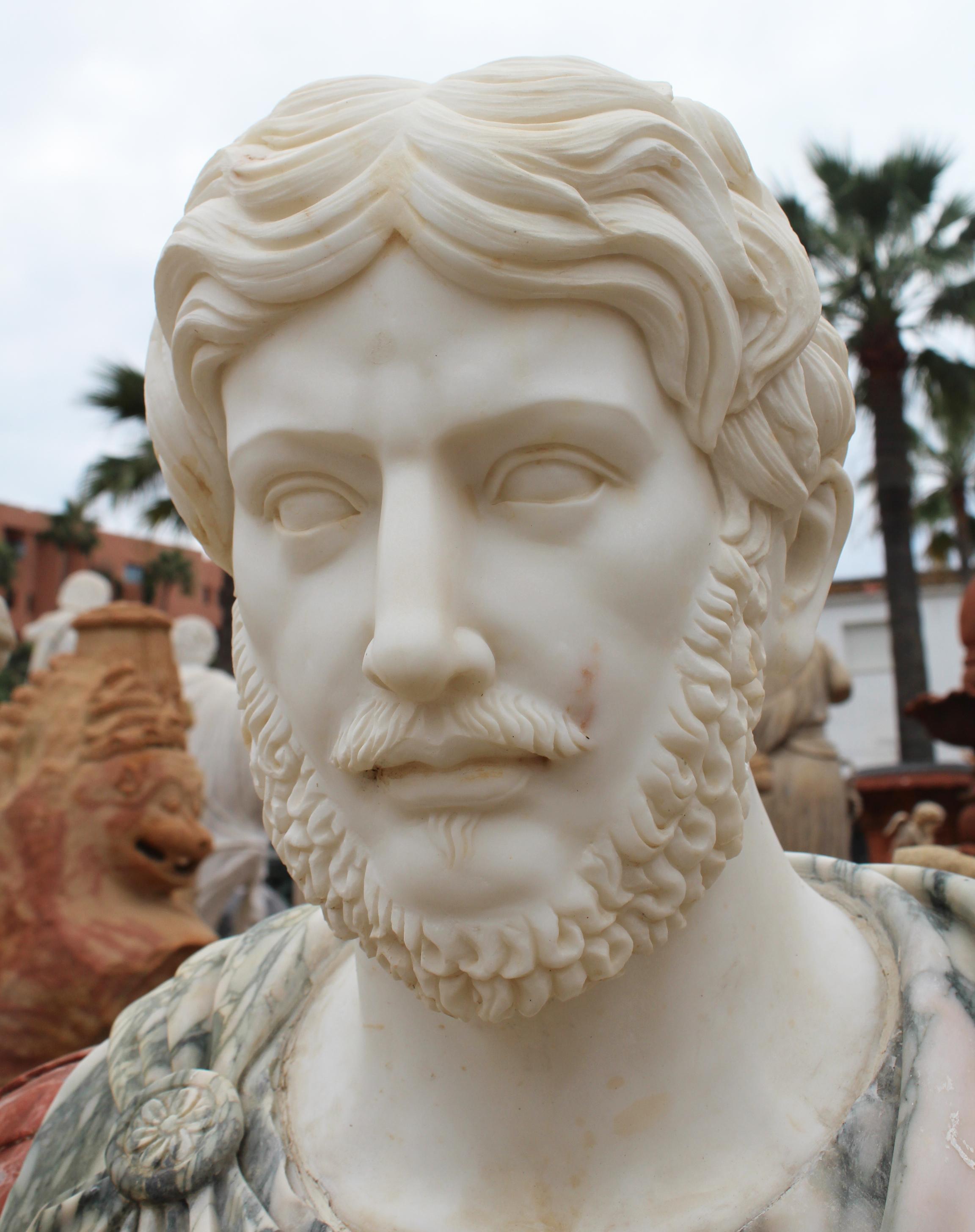1990er Büste eines Römers, handgeschnitzt aus verschiedenen Carrara- und Alicante-Marmoren im Angebot 1
