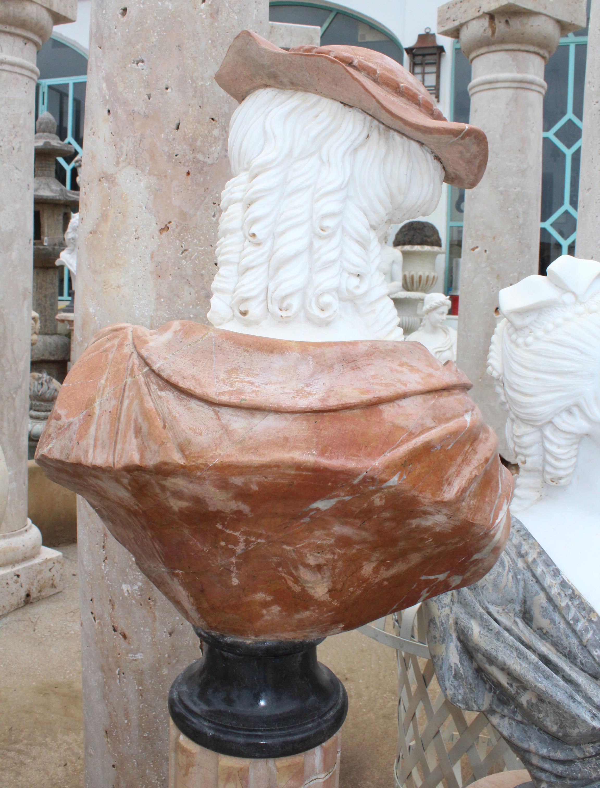 italien Buste de femme des années 1990 sculpté à la main en marbre blanc de Carrare et rouge d'Alicante en vente