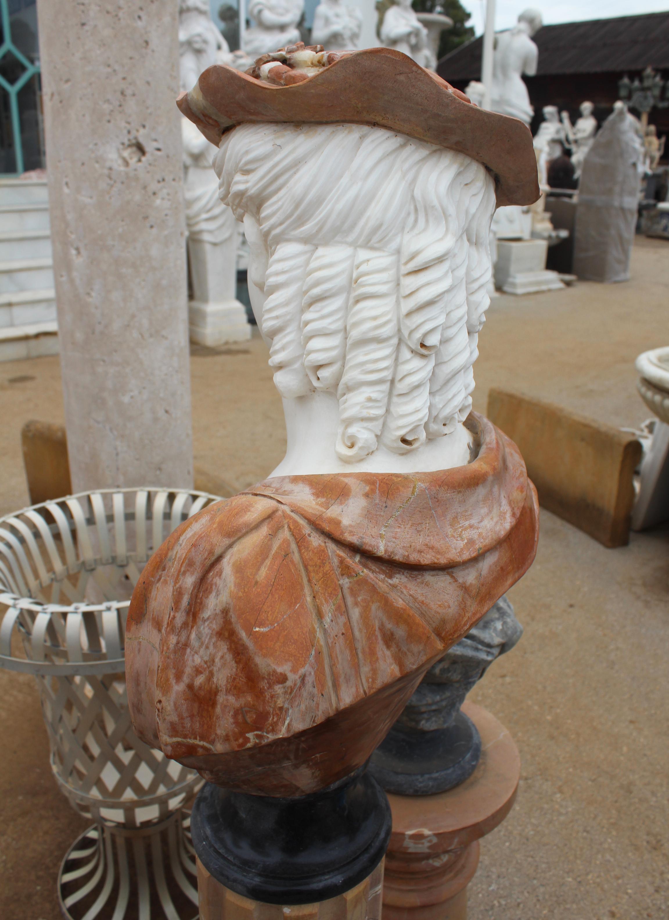 Marbre Buste de femme des années 1990 sculpté à la main en marbre blanc de Carrare et rouge d'Alicante en vente