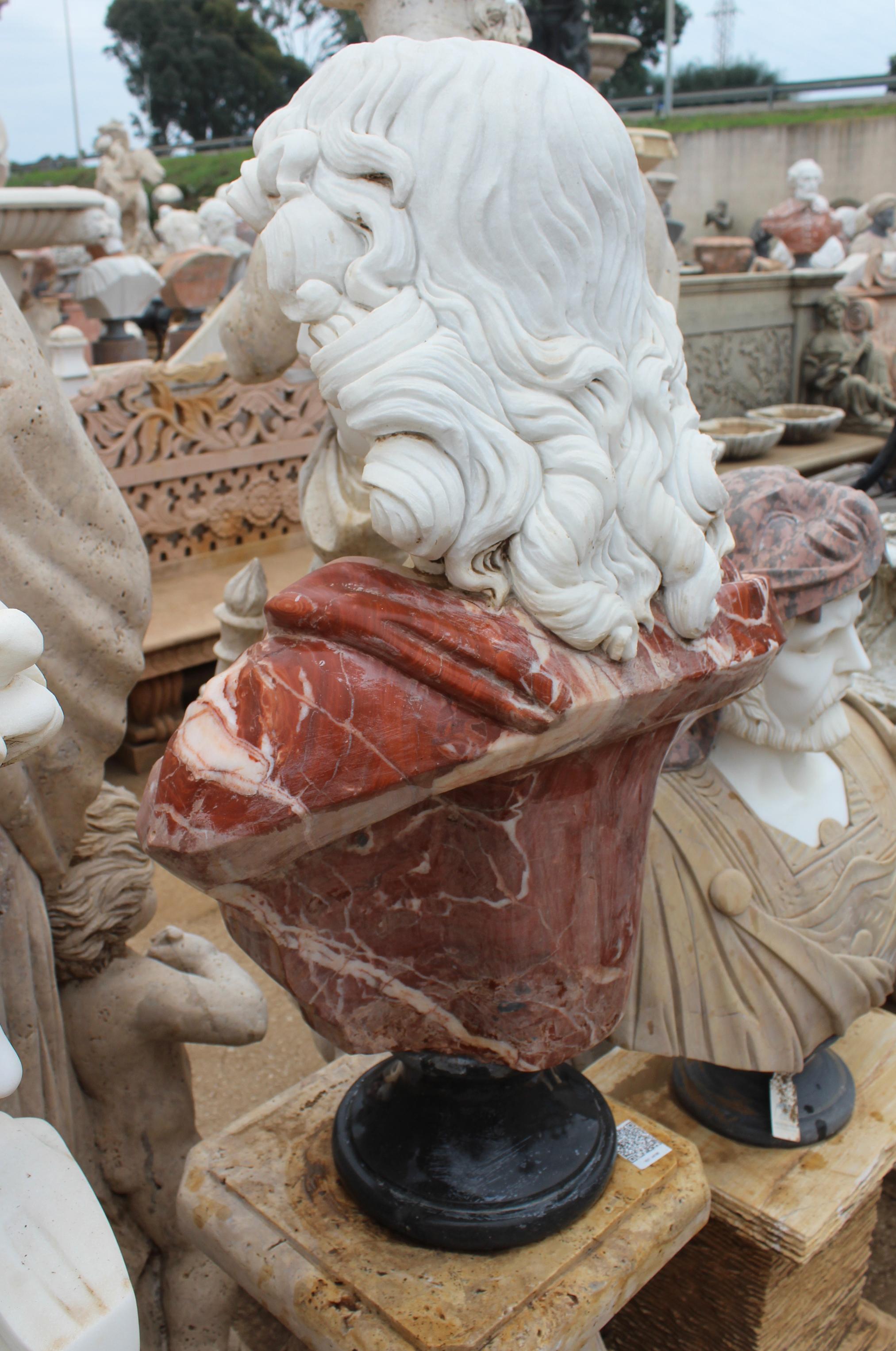 Buste de femme des années 1990 sculpté à la main en marbre blanc de Carrare et rouge d'Alicante en vente 2