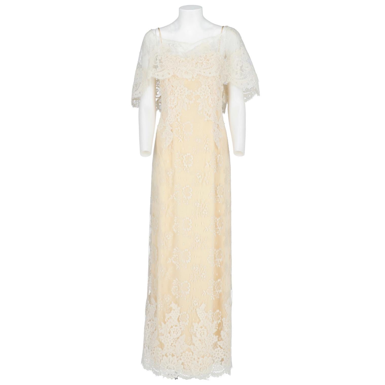 The elegant and romantic Cailan'd wedding dress is in ivory silk and lace, with thin silk shoulder straps and the short lace cape at shoulders. 
The tailored dress is produced in Italy by Cailan'd maison.  
Size: 44 IT
Made in Italy 

Linear