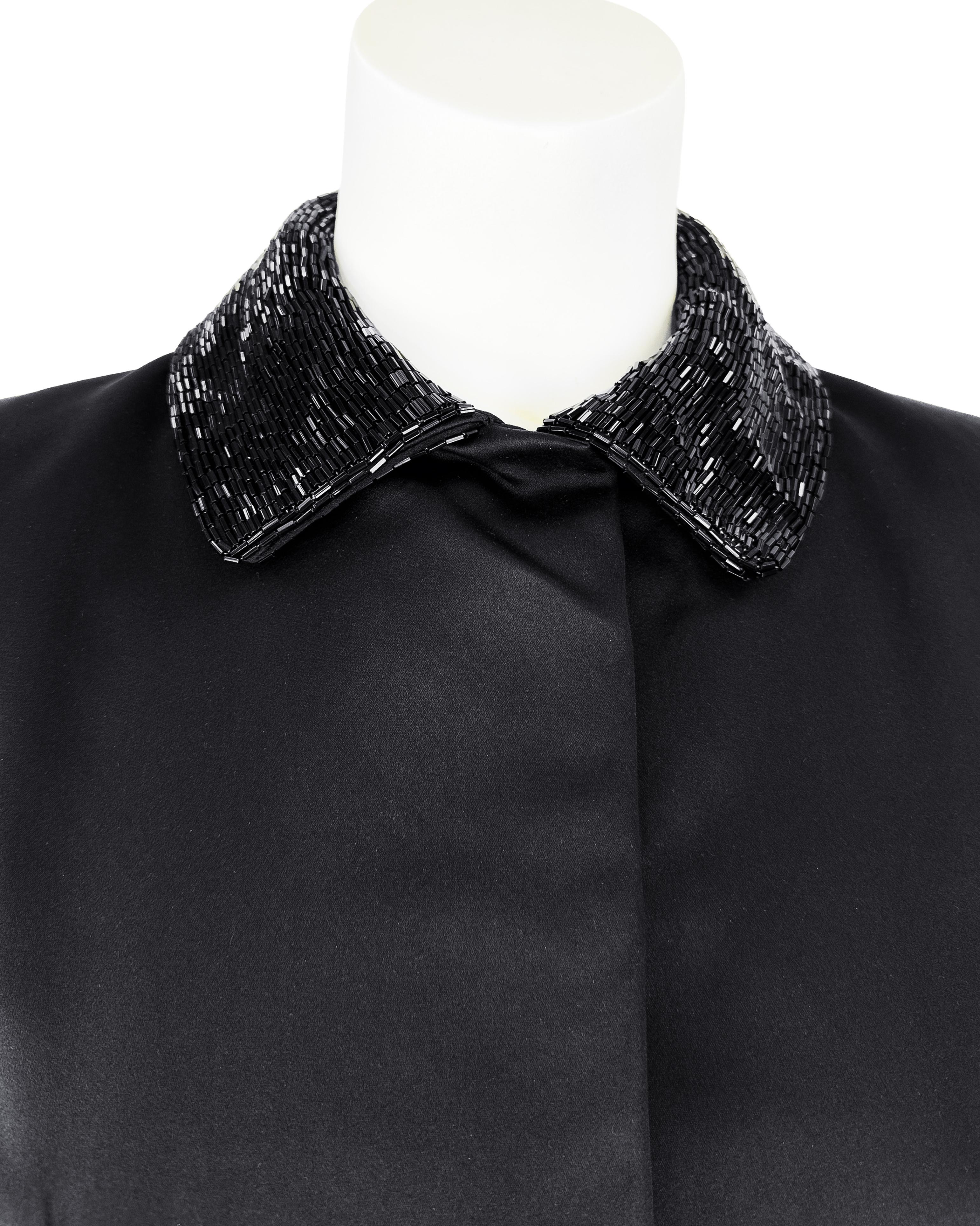 Giacca anni '90 di Calvin Klein in raso nero con colletto e polsini di perline In condizioni buone in vendita a Toronto, Ontario