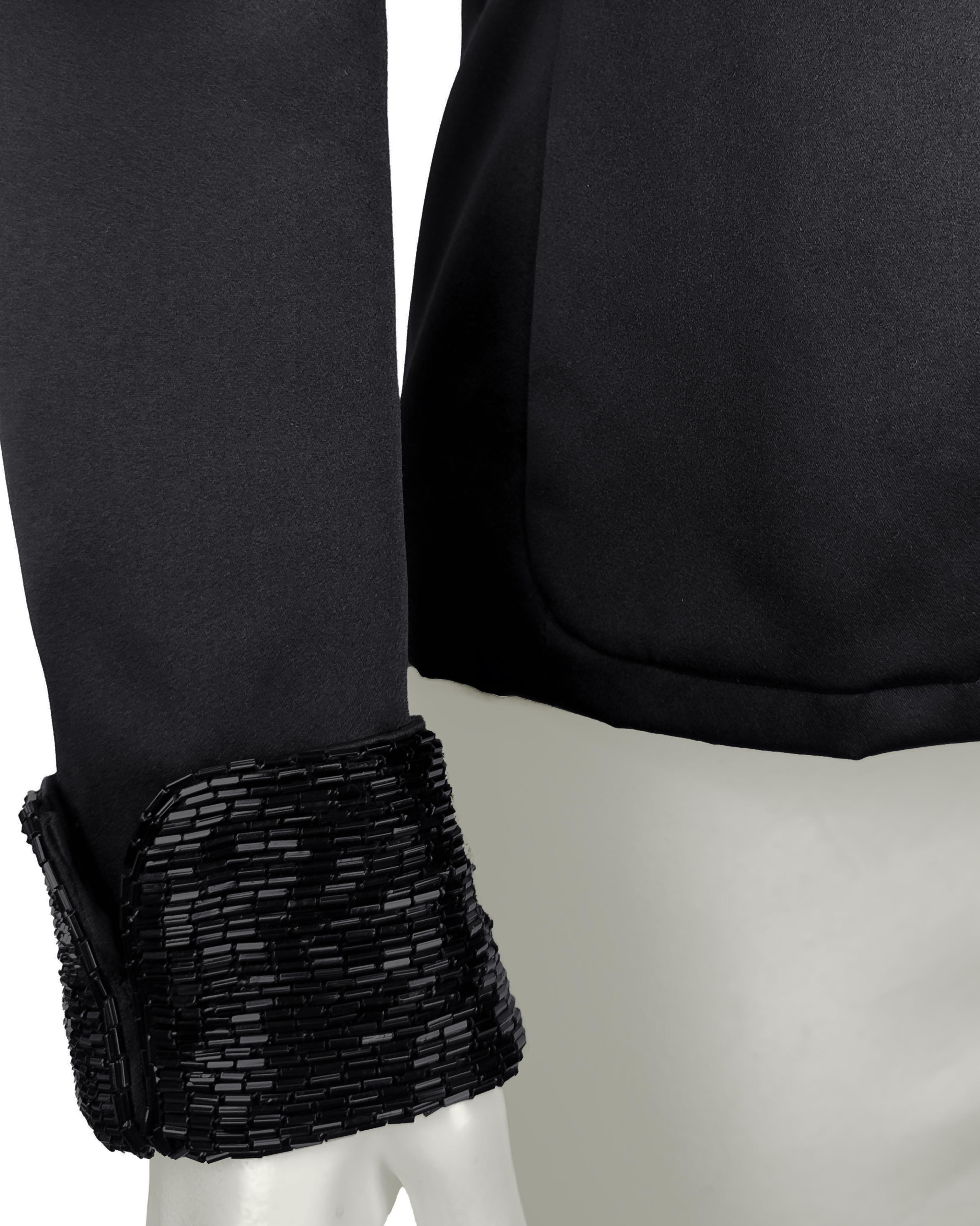 Donna Giacca anni '90 di Calvin Klein in raso nero con colletto e polsini di perline in vendita