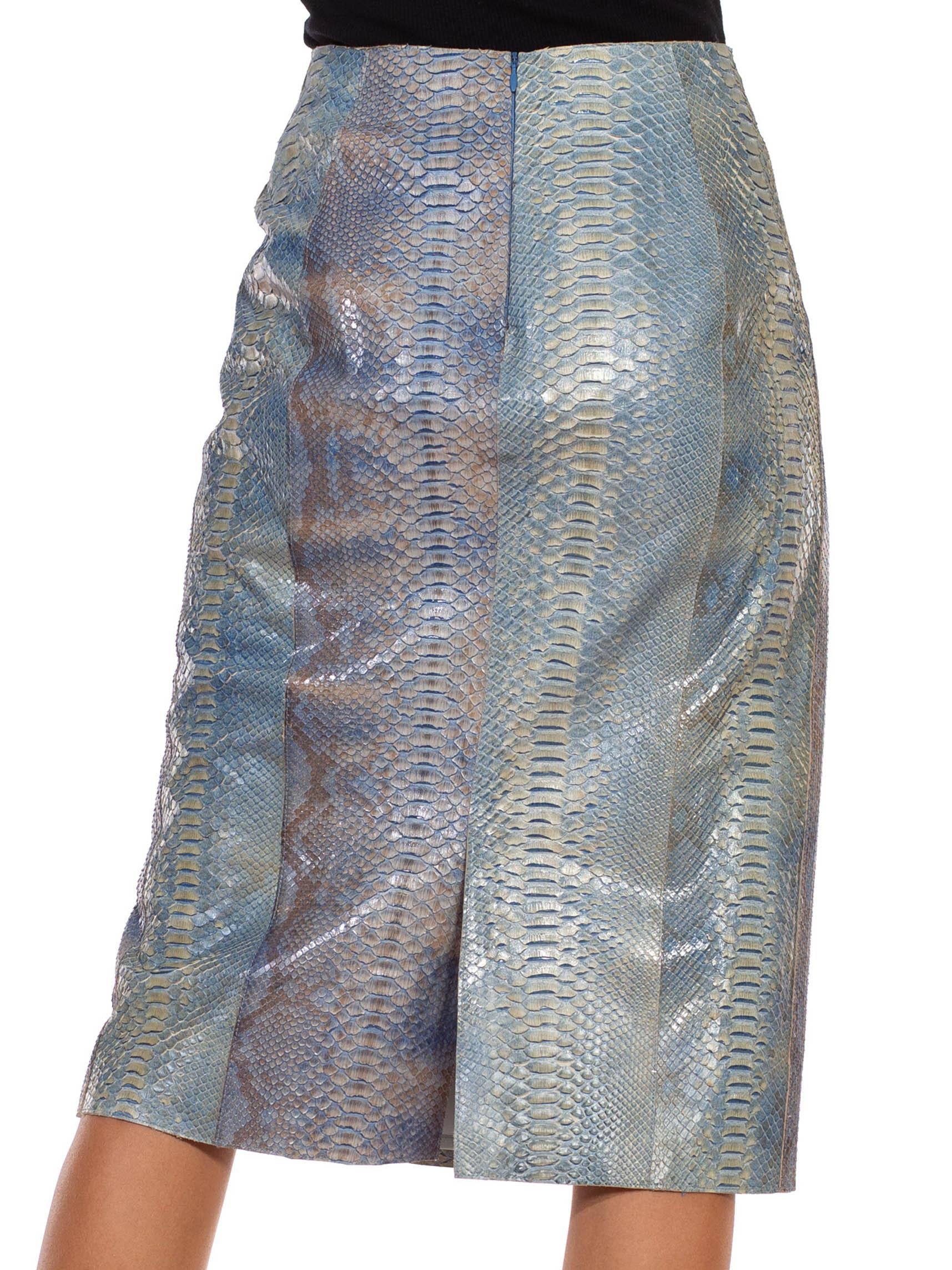 Gris CALVIN KLEIN Jupe crayon bleu clair en peau de serpent teintée à la main, années 1990 en vente