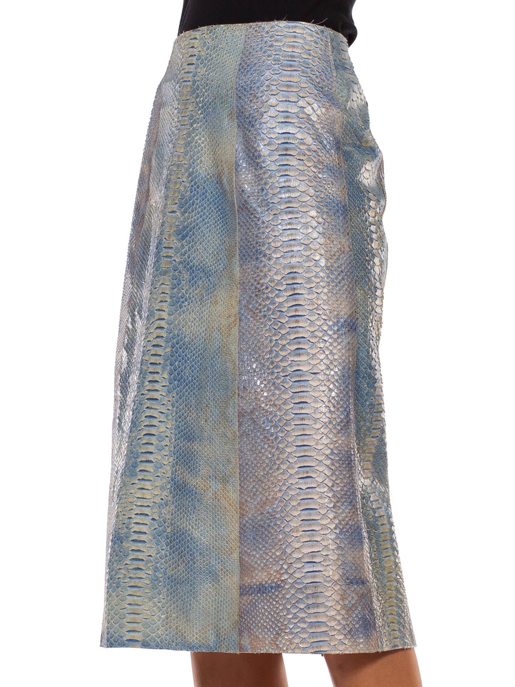 CALVIN KLEIN Jupe crayon bleu clair en peau de serpent teintée à la main, années 1990 Excellent état - En vente à New York, NY
