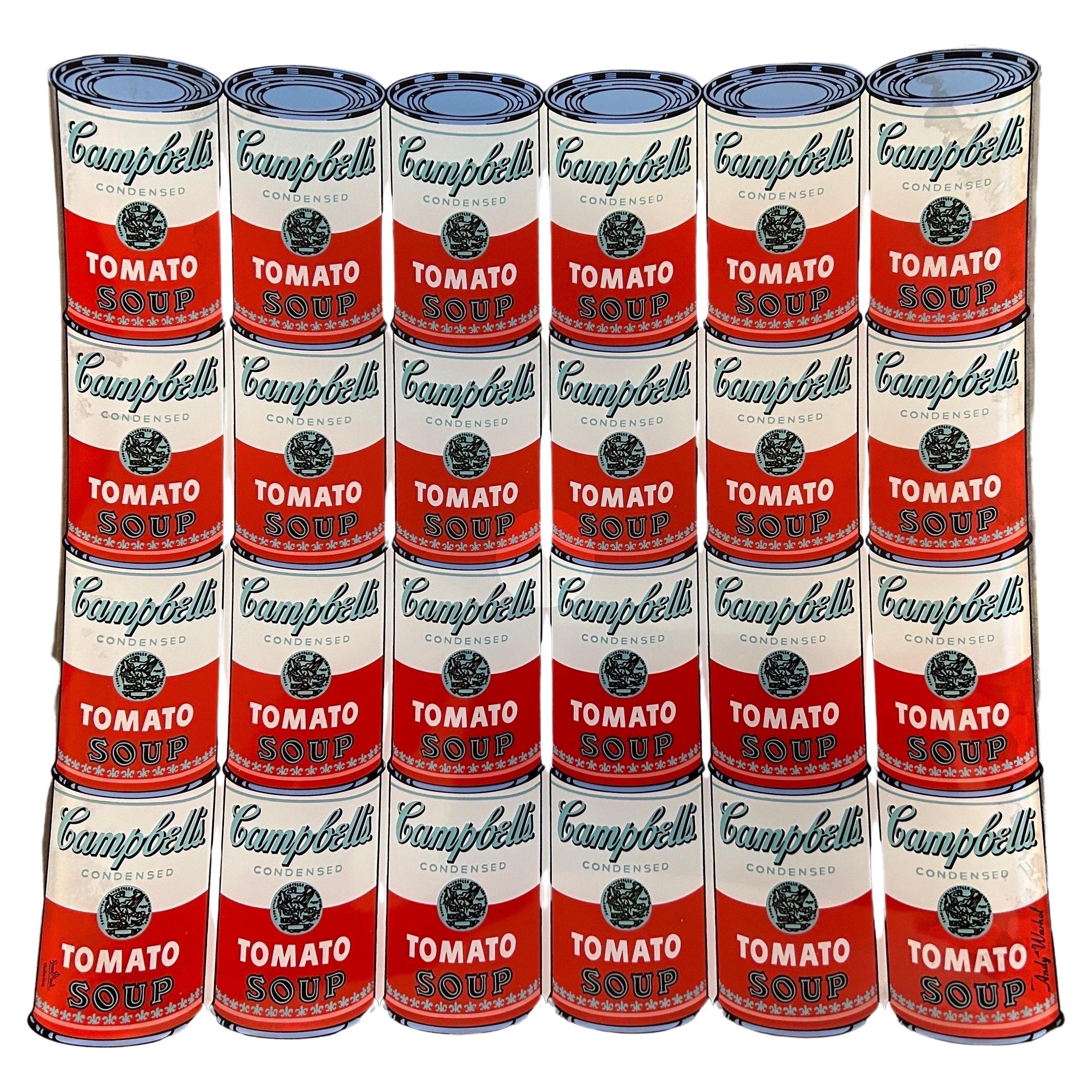 Das von Andy Warhol für Rosenthal entworfene Glastablett ist ein dekoratives Tablett, das Warhols ikonische Campbell Soup Dosenmotive zeigt. Dieses Tablett wurde in den 1990er Jahren von Rosenthal, einem deutschen Porzellan- und Glaswarenhersteller,