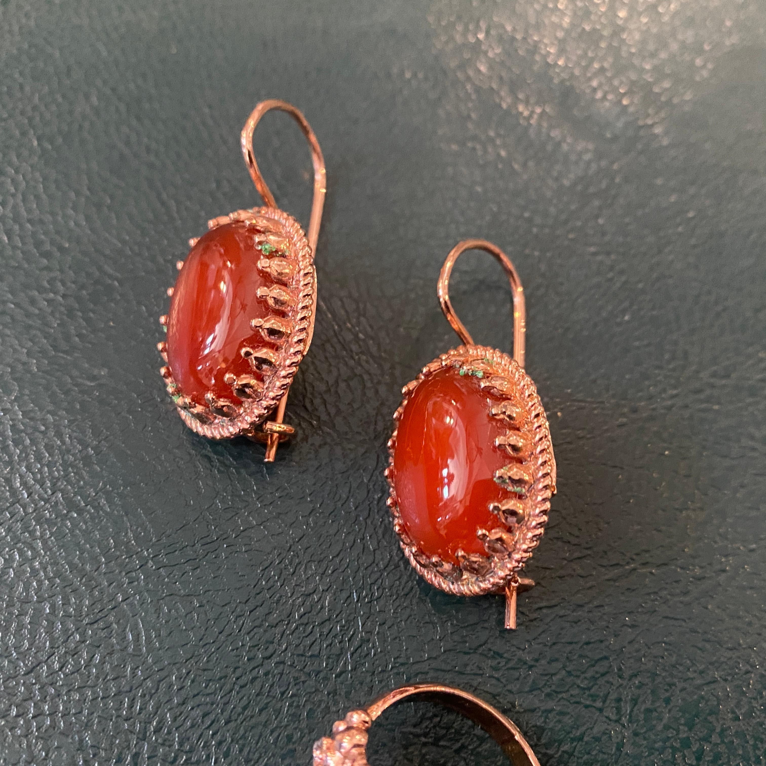 1990s Carnelian Cabochon and Brass Italian Ring and Earrings by Anomis In Excellent Condition For Sale In Aci Castello, IT
