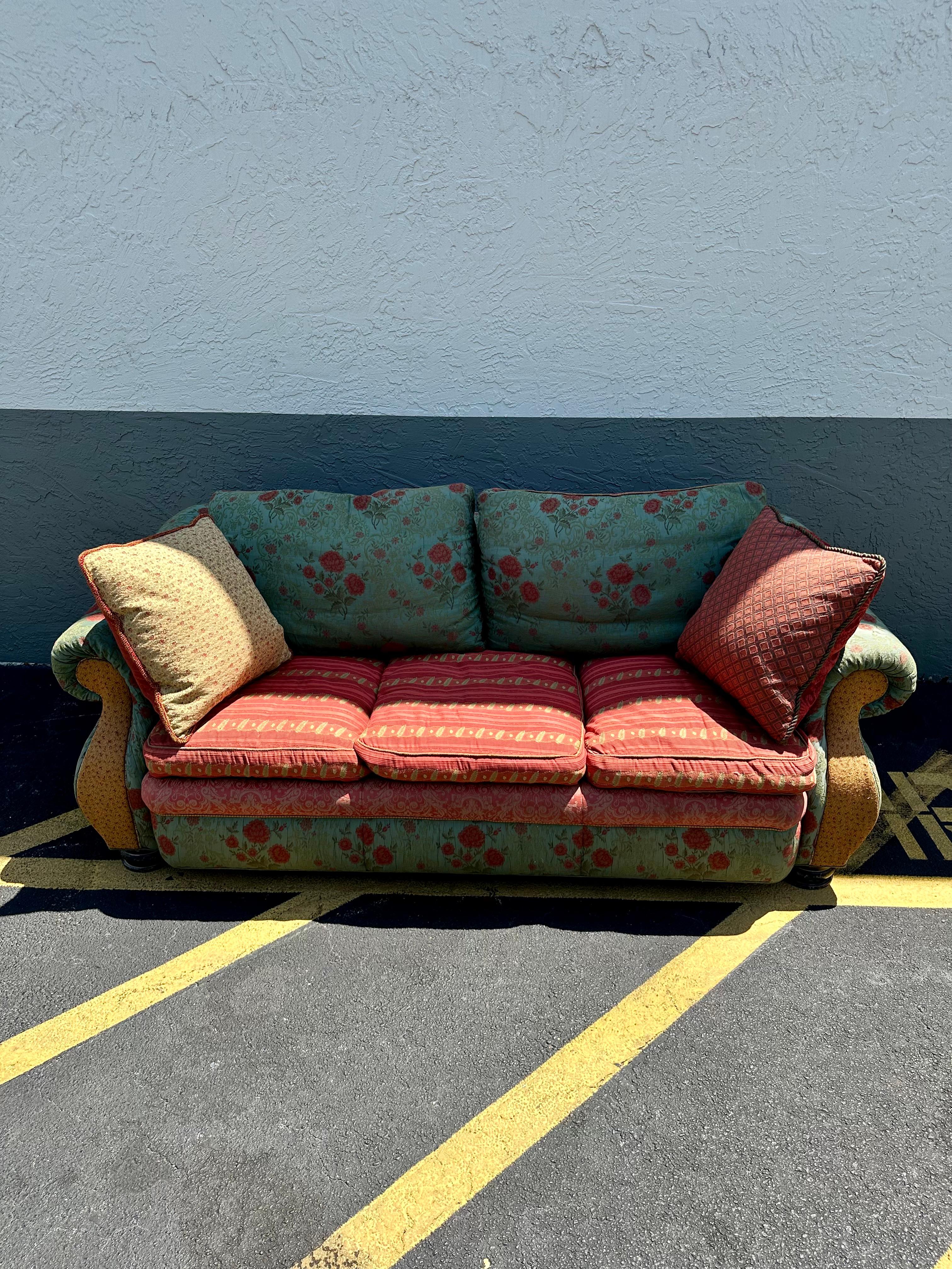 Transportez-vous au début des années 1990, dans un style élégant et sophistiqué, avec ce canapé exquis. Le design est remarquable partout. Le canapé est une pièce d'apparat qui est également extrêmement confortable et plein de personnalité.