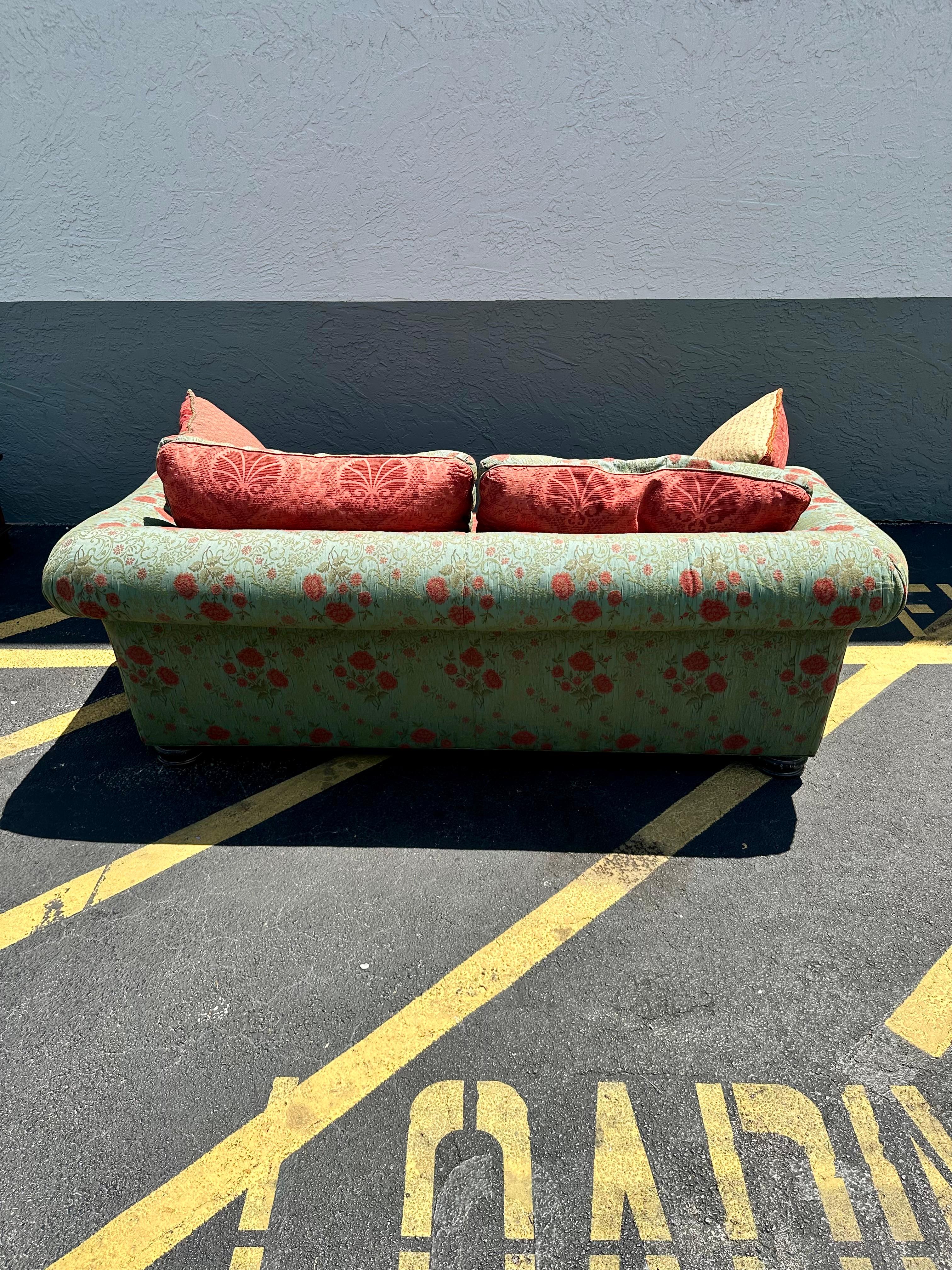 Fin du 20e siècle Carol Hicks x EJ Victor Country Shabby Boho - Canapé en duvet coloré à fleurs, années 1990 en vente