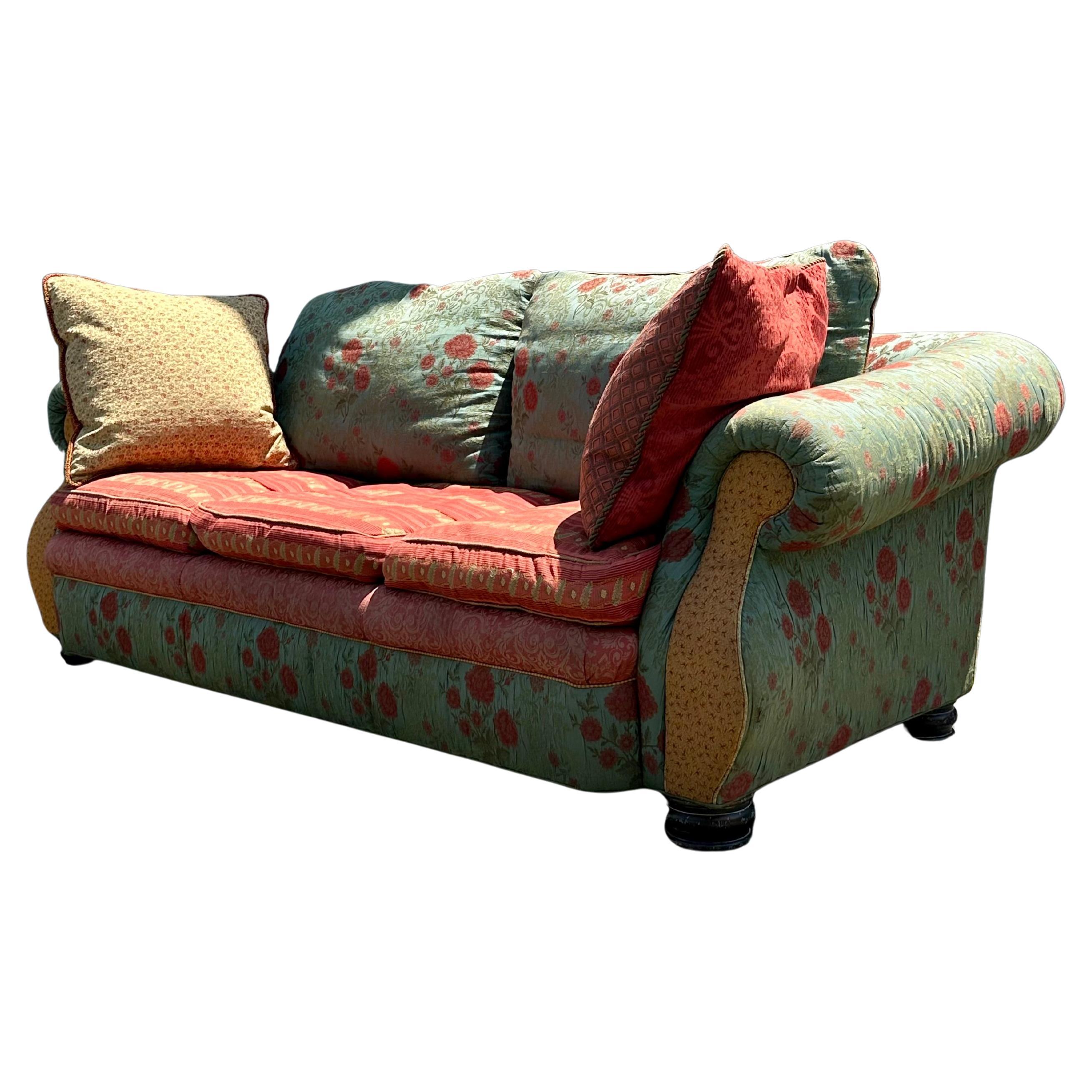 Divano anni '90 Carole Hicks x EJ Victor Country Shabby Boho Full Down colorato e floreale