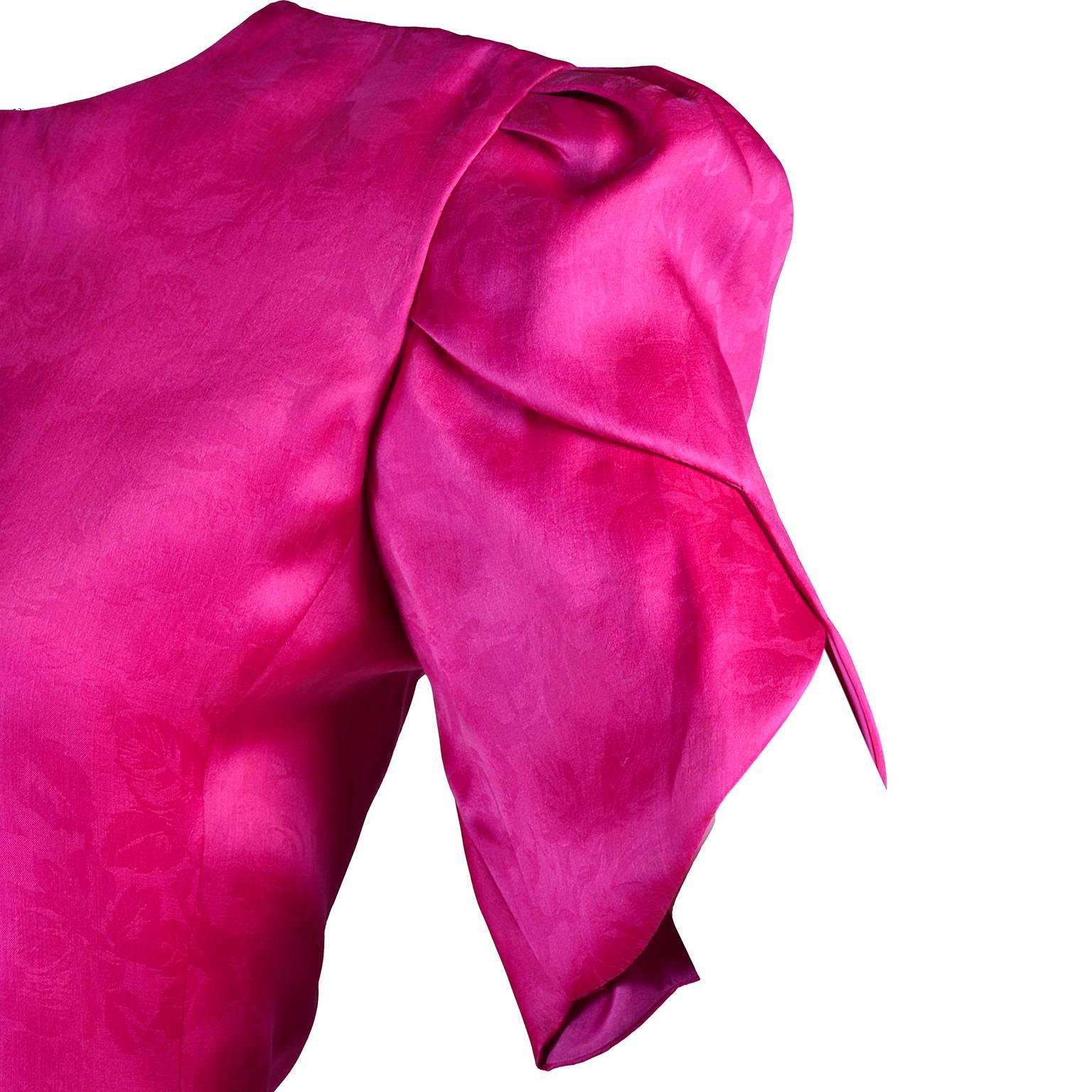 Dieses wunderschöne Seidenkleid von Carolina Herrera eignet sich hervorragend als Tageskleid für einen Hochzeitsgast oder als Kleid für die Mutter der Braut oder des Bräutigams,  oder ein perfektes Abendkleid.  Das Kleid ist aus einem rosafarbenen