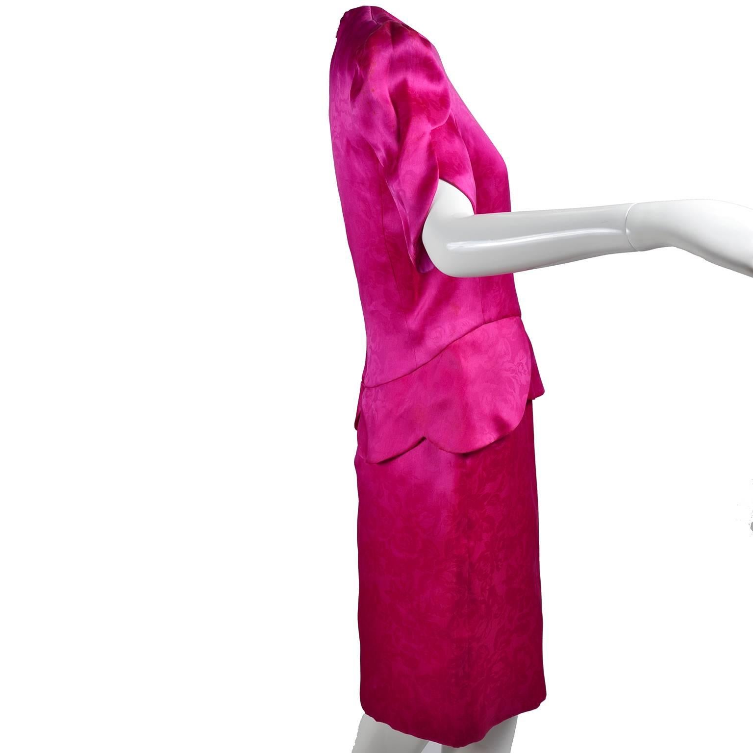1990er Carolina Herrera Seidenkleid mit rosa Jacquard-Druck MOB oder Hochzeitsgast Damen im Angebot