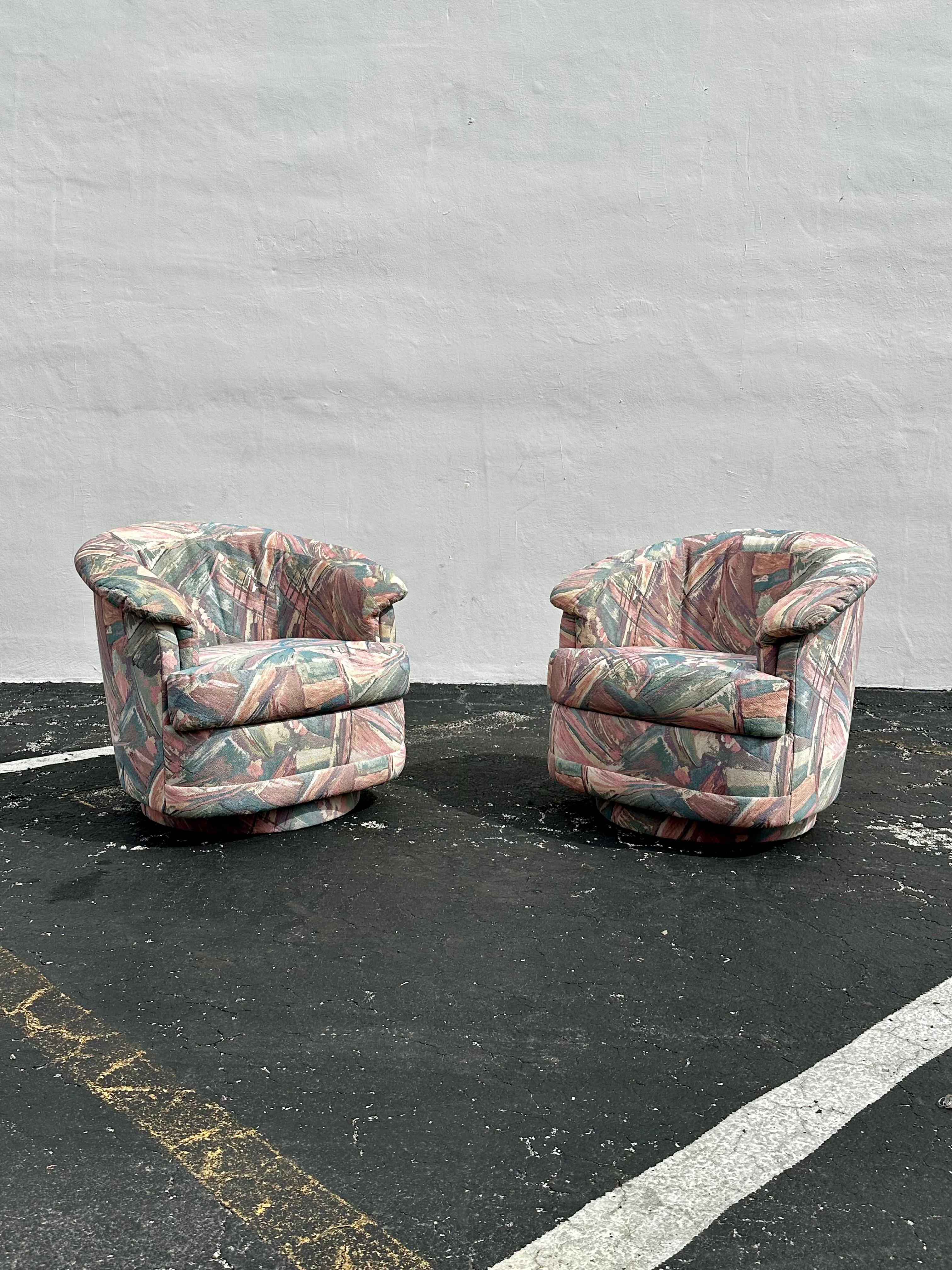 1990s Carsons Post Modern Pastel Swivel Chairs and Footstools, Set of 4 In condizioni buone in vendita a Fort Lauderdale, FL