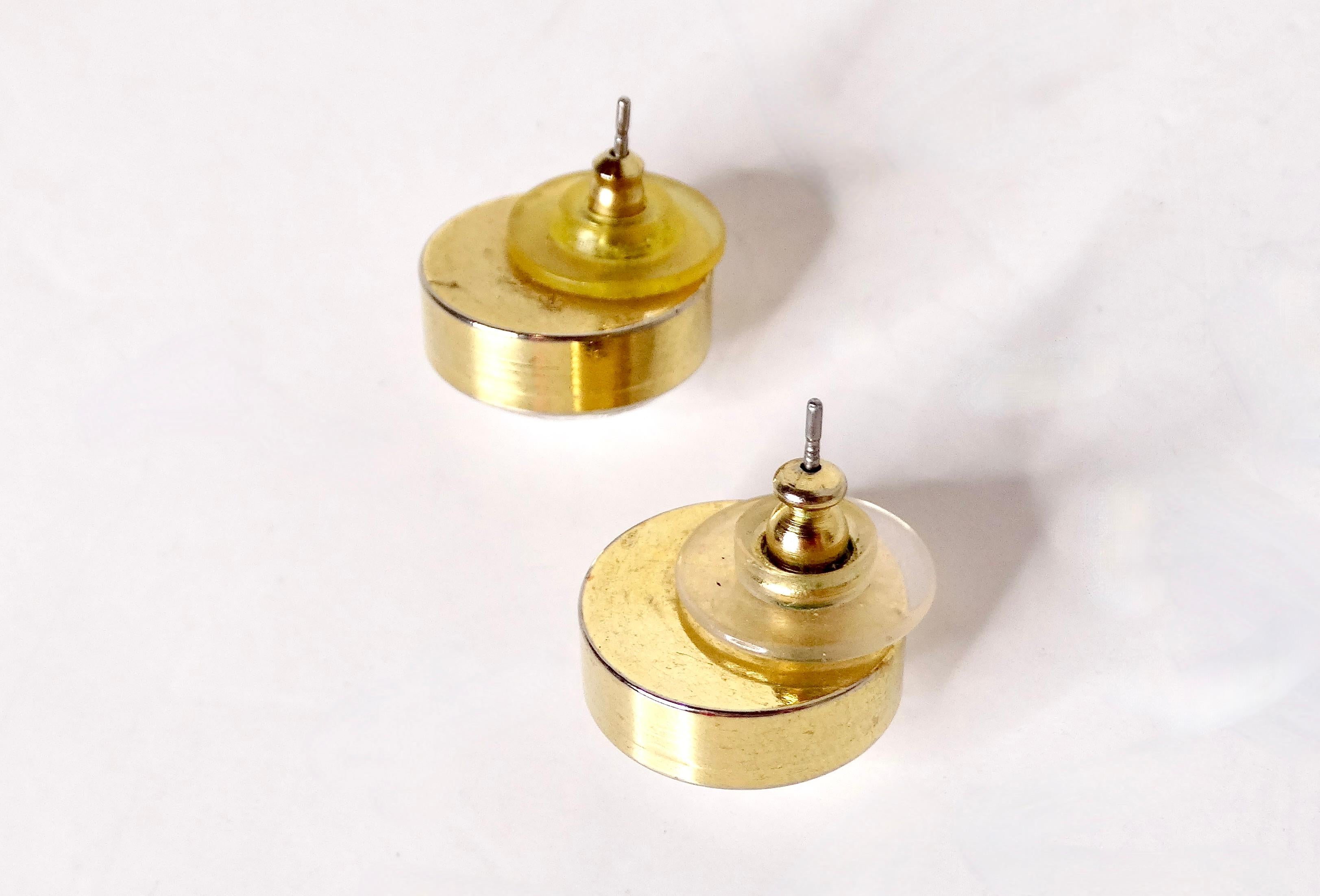 Abbraccia un'eleganza senza tempo con questi splendidi orecchini a perno con cristallo grande placcato oro 14k ispirati a Cartier degli anni '90. Questi orecchini, che emanano raffinatezza, catturano l'essenza del lusso vintage con il loro design di