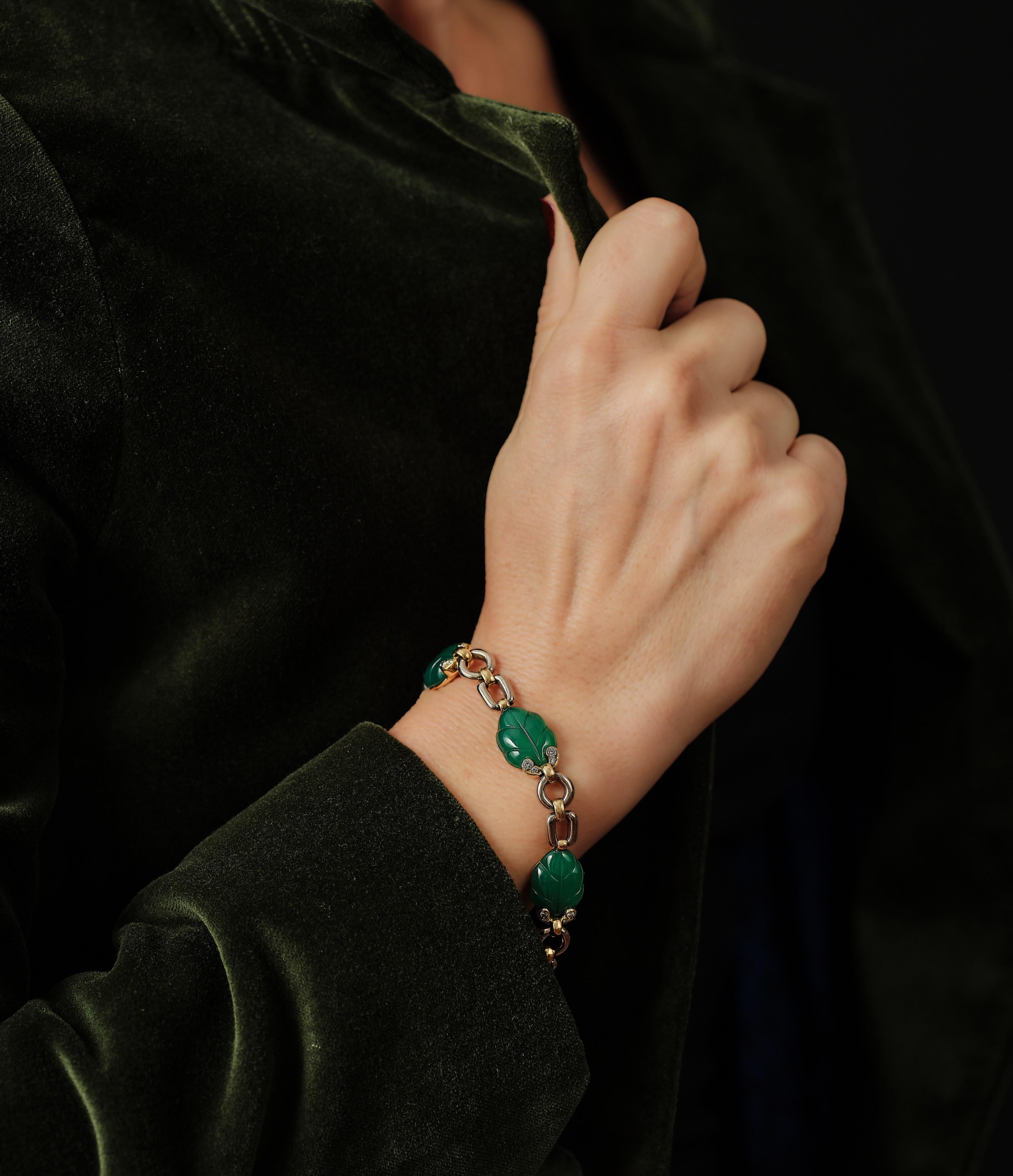 Esta refinada pulsera de la mundialmente conocida maison Cartier presenta cinco hojas de Crisoprasa talladas, elegidas por su vibrante color verde. La colección 