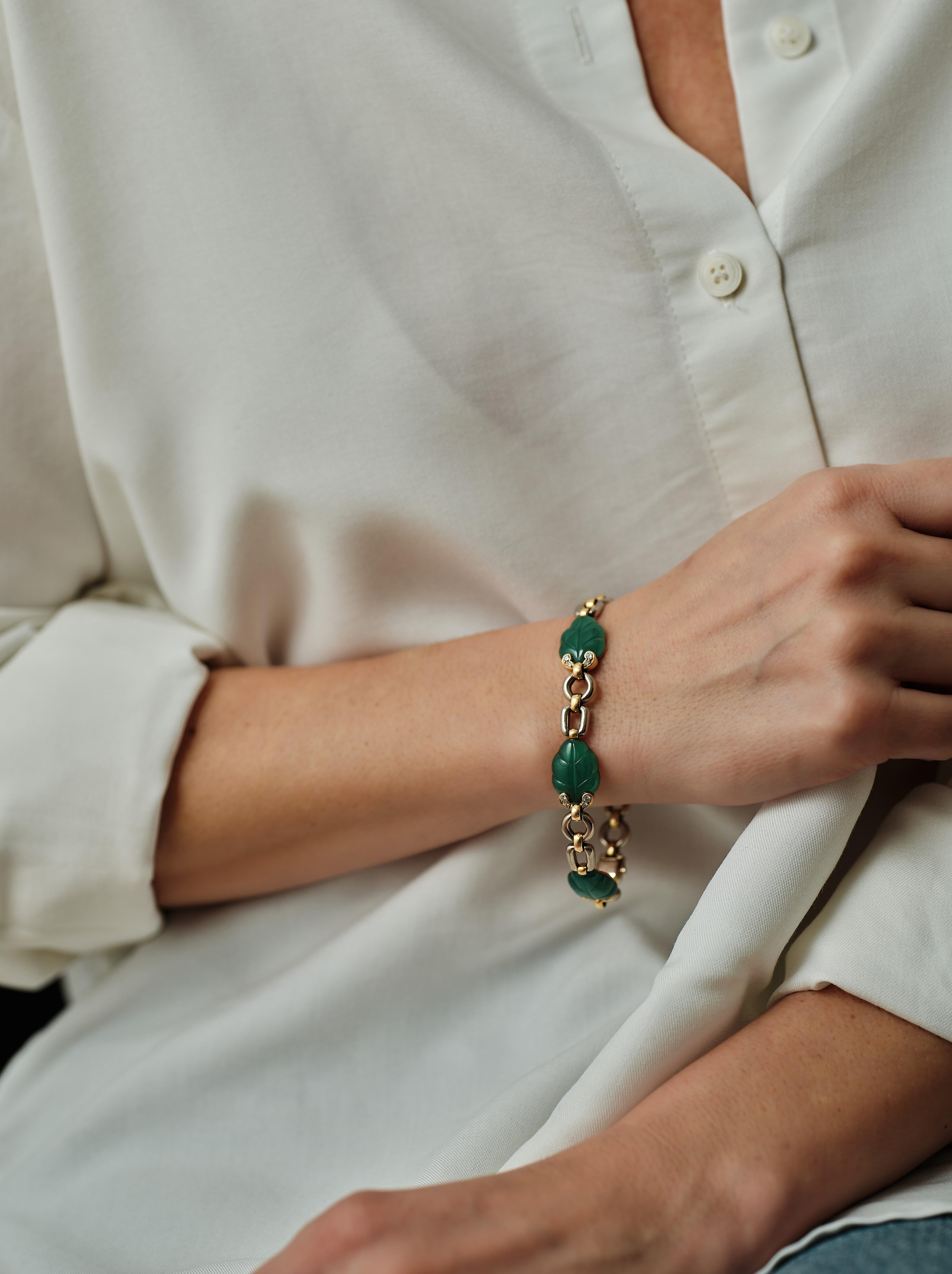 Pulsera Cartier de los años 90 con hojas de crisoprasa talladas. Corte mixto en venta