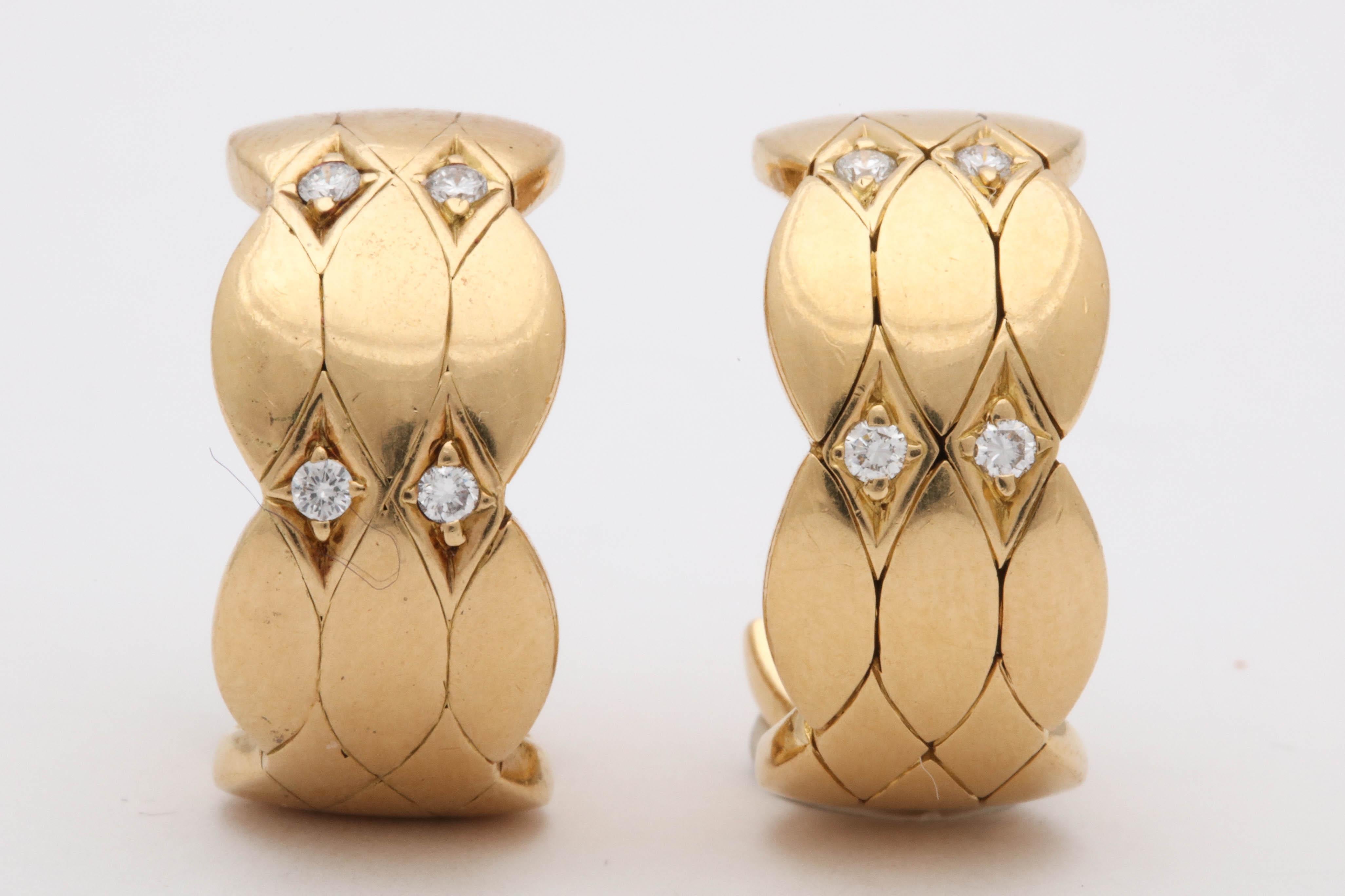 1990s Cartier Paris Quilt Pattern Diamond and Gold Half Hoop Earrings with Post In Good Condition In New York, NY