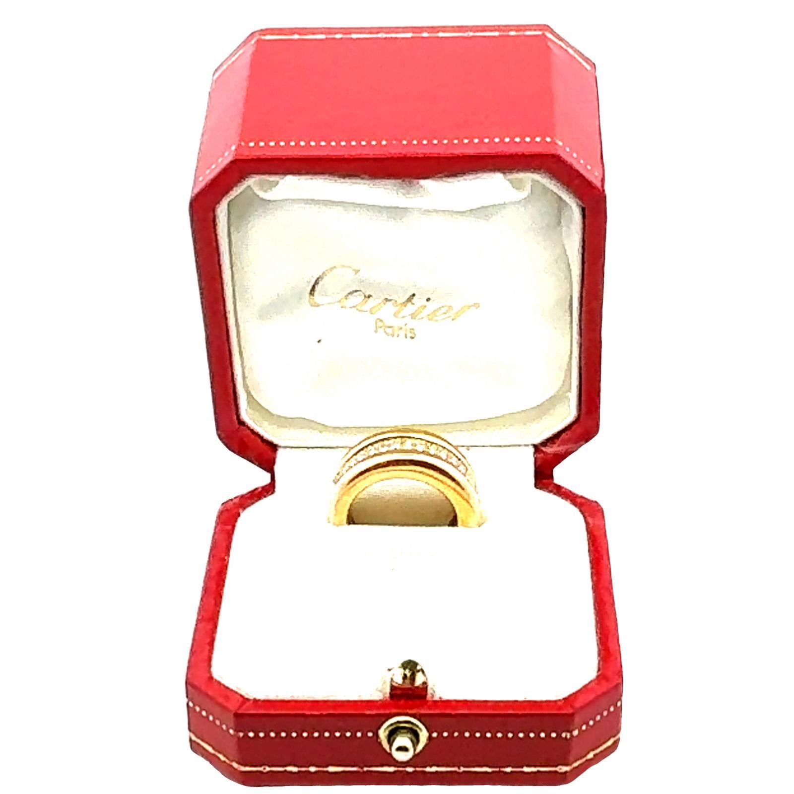 Bracelet à trois rangs de diamants de Cartier en or jaune, blanc et rose 18 carats. La bague, circa 1993, comporte 34 diamants ronds de taille brillant pesant approximativement 0,50 carat au total et classés de couleur F-G et de pureté VS. L'anneau