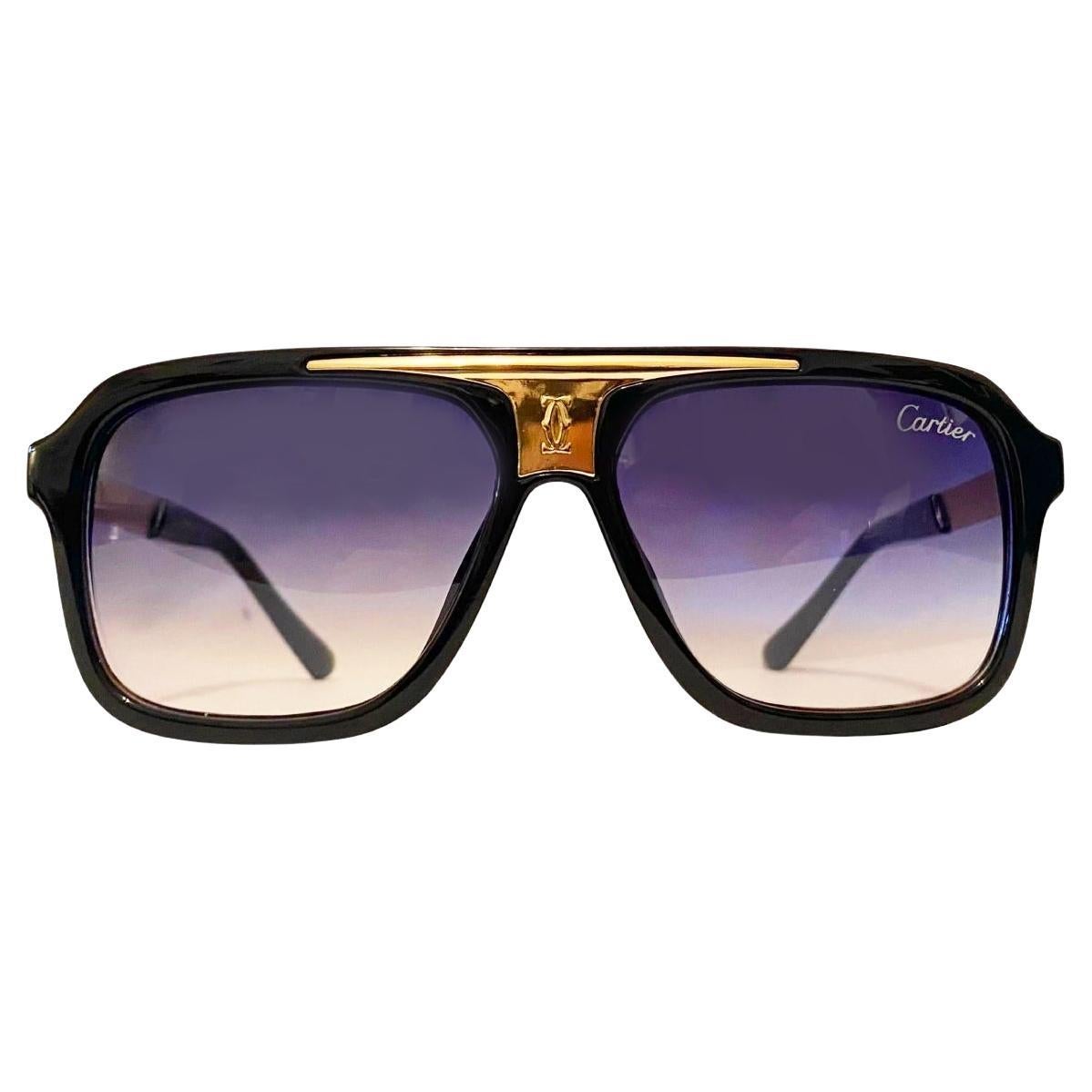 Cette rare paire de lunettes de soleil Cartier Vendome en résine noire plaquée or des années 1990 présente une monture en résine noire et des verres violets dégradés, 