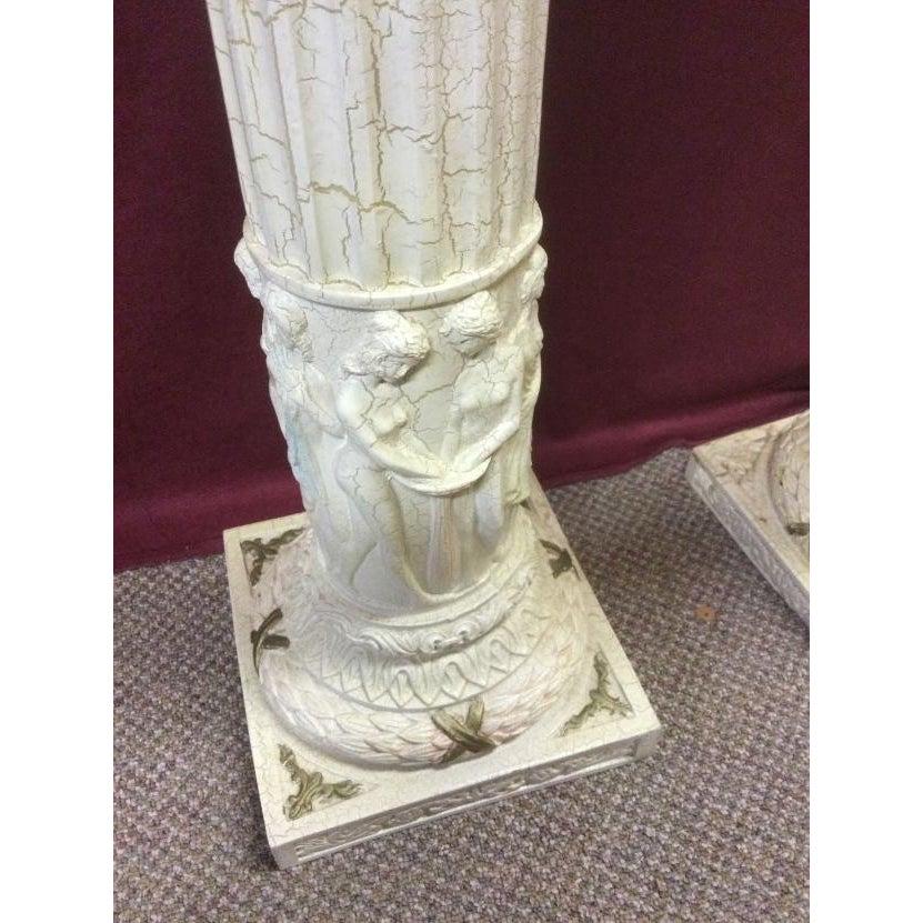 1990s Carved Corinthian Resin Pedestal Stand In Good Condition For Sale In Germantown, MD