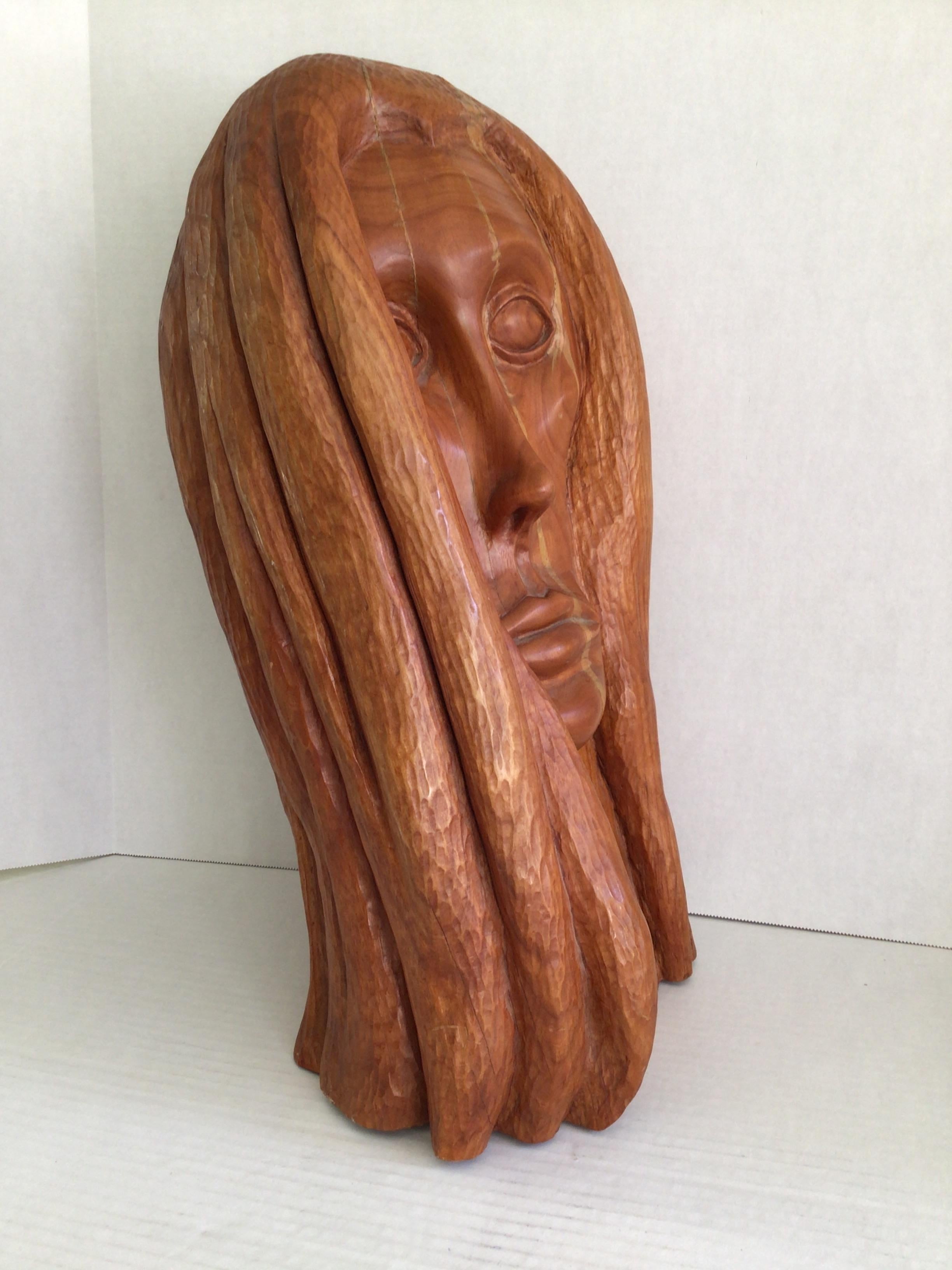 Cette sculpture unique en bois sculpté des années 1990 représente une tête de femme.
est attribué à : Tiffany Ross (non signé)
Trait au centre (naturel car il est fait d'une seule pièce de bois massif)

La chevelure fluide évoque une ambiance
