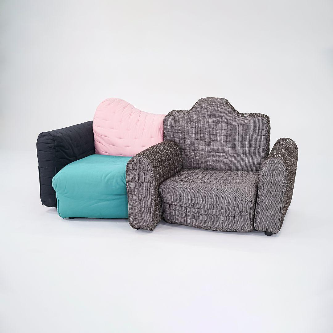 Dies ist ein Cannaregio-Sofa, das ursprünglich von Gaetano Pesce für Cassina im Jahr 1987 entworfen wurde. Dieses Set wurde in den frühen 1990er Jahren in Italien hergestellt. Sie besteht aus zwei modularen Teilen, die jeweils eine kontrastierende,