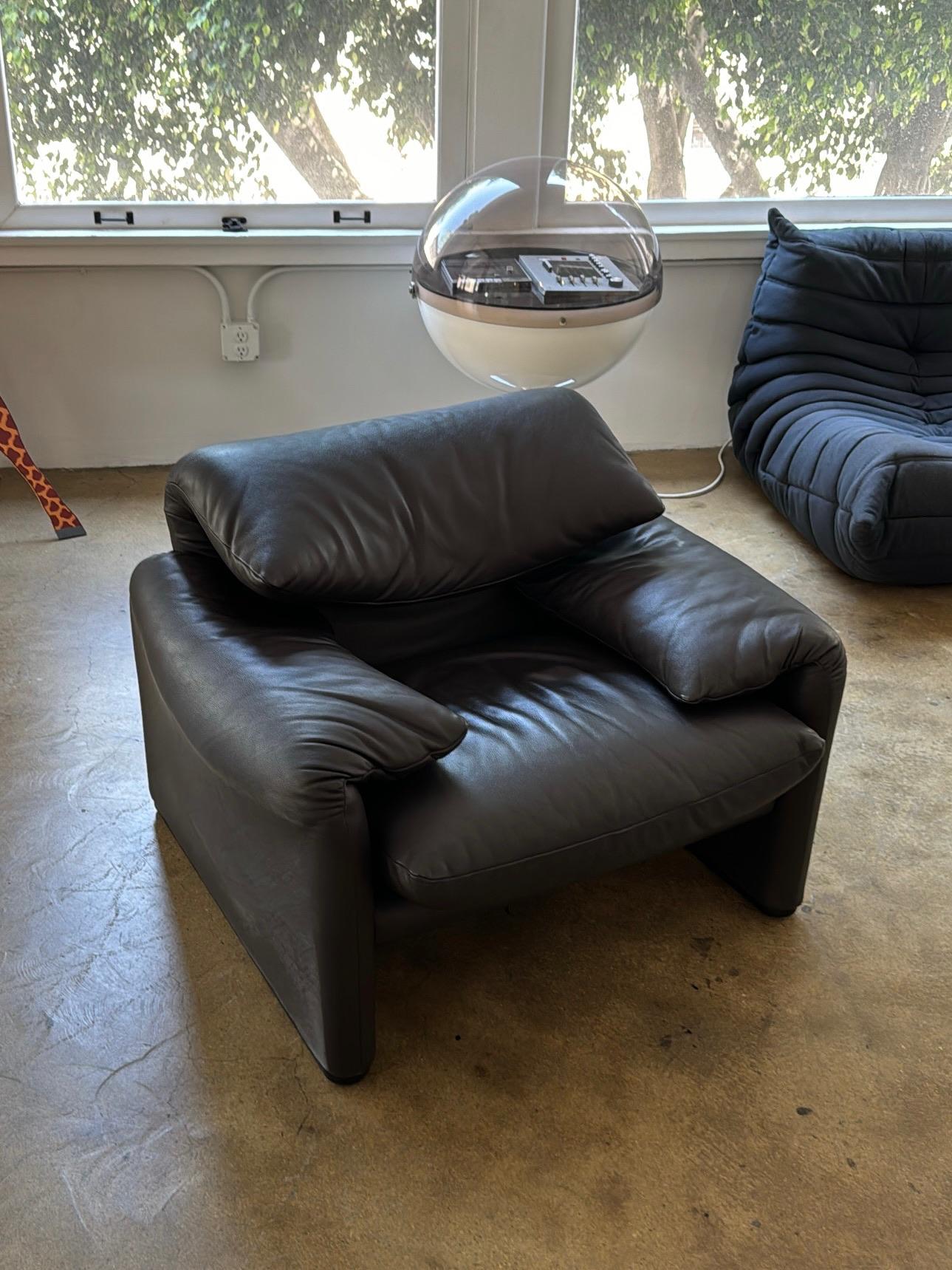 Silla de salón Cassina Maralunga de los años 90 Moderno de mediados de siglo en venta