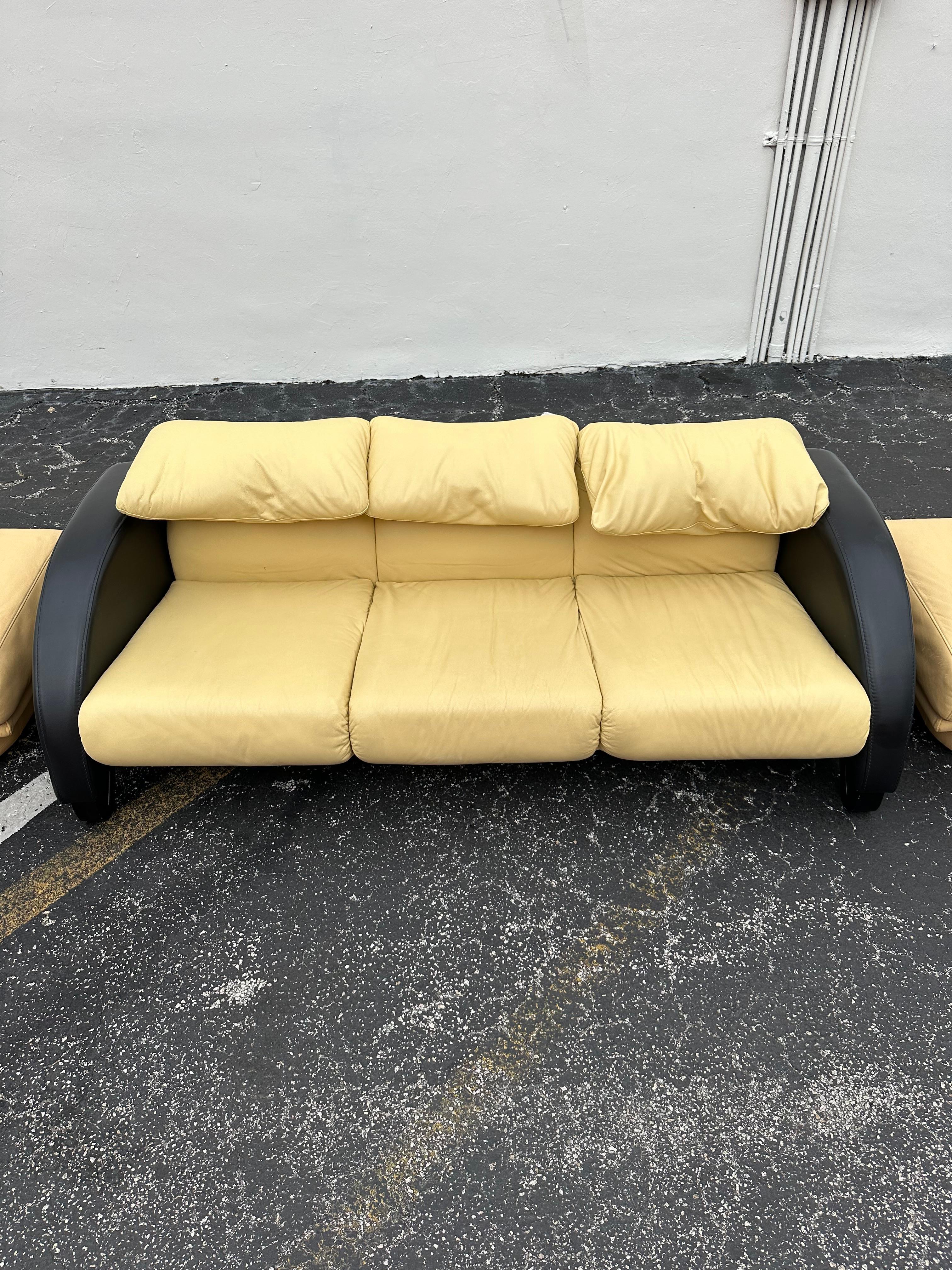 Transpórtate a los elegantes y sofisticados años 90 con este exquisito sofá de piel beige de dos tonos. El rarísimo sofá de tres plazas desprende un aire de lujo y refinamiento. El diseño es extraordinario en todas partes. El lujoso sofá de piel de