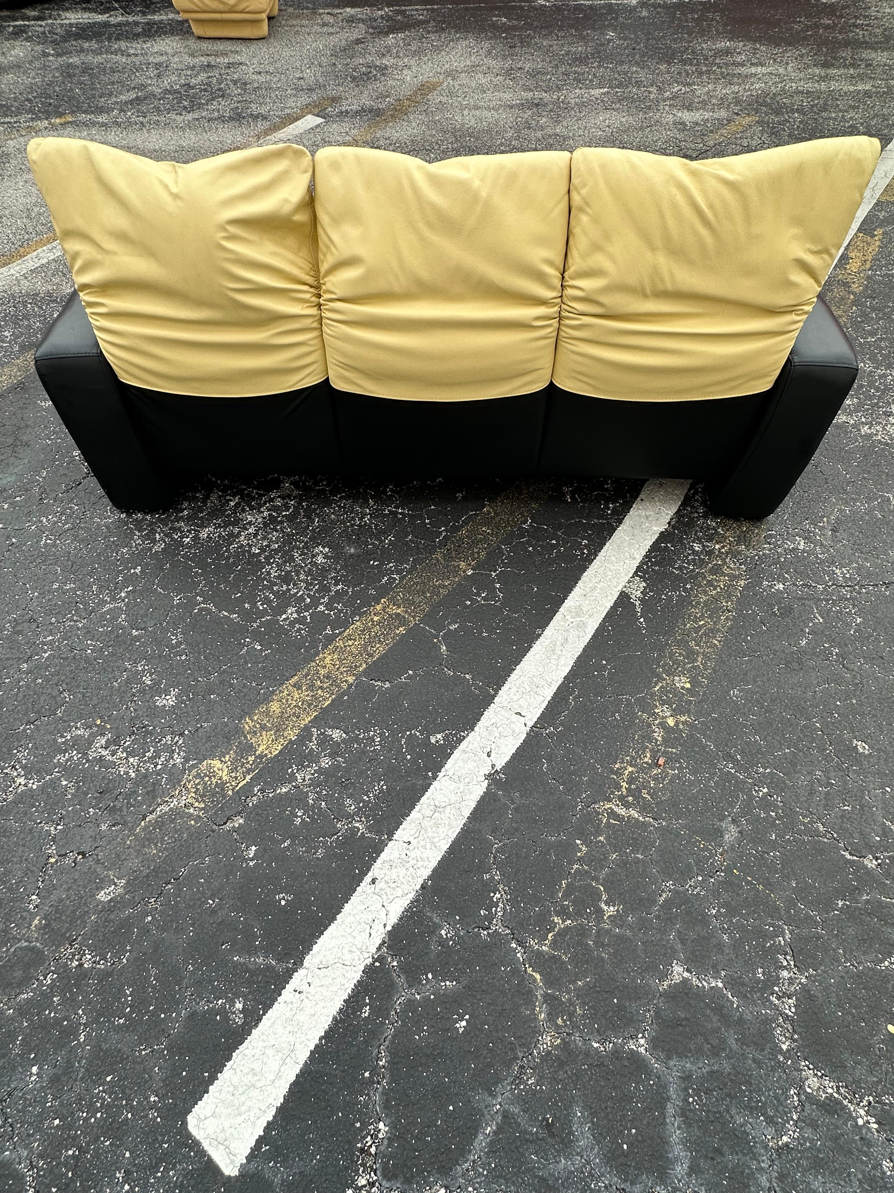 Sofá de cuero negro y amarillo Cassini de los años 90 Posmoderno en venta