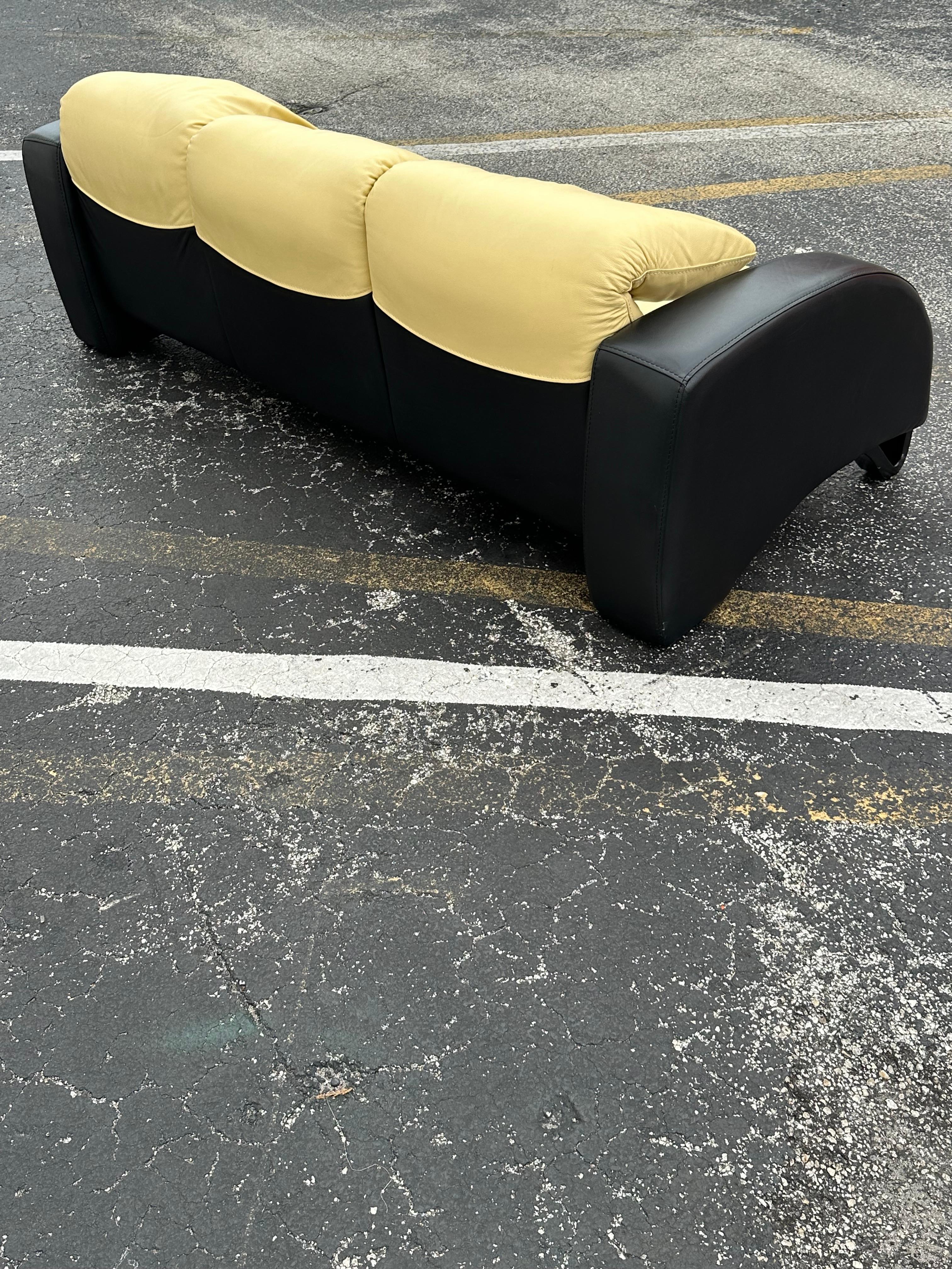Sofá de cuero negro y amarillo Cassini de los años 90 Europeo en venta