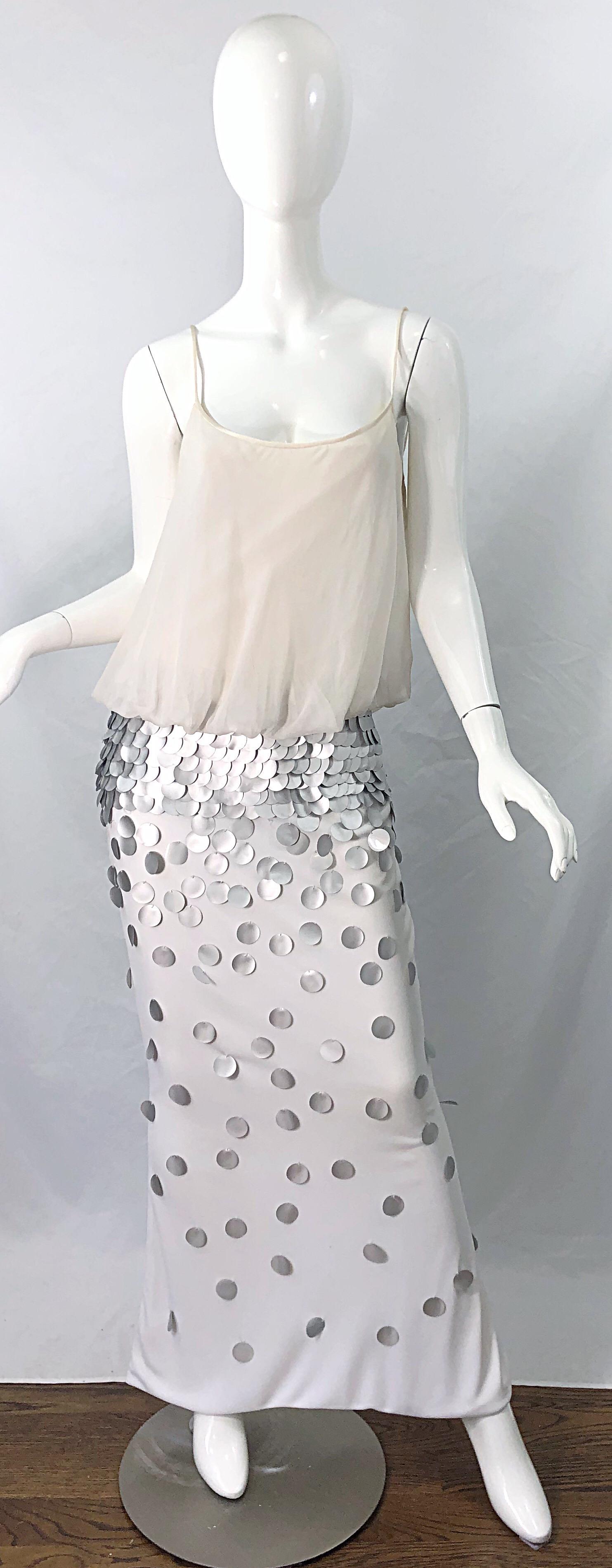 Precioso vestido de noche vintage CD GREENE marfil, gris/plata de seda y gasa de finales de los 90. Presenta una blusa de gasa suelta con cierre de corchetes en el centro de la espalda. Se anuda en el centro del cuello. Cientos de paillettes /