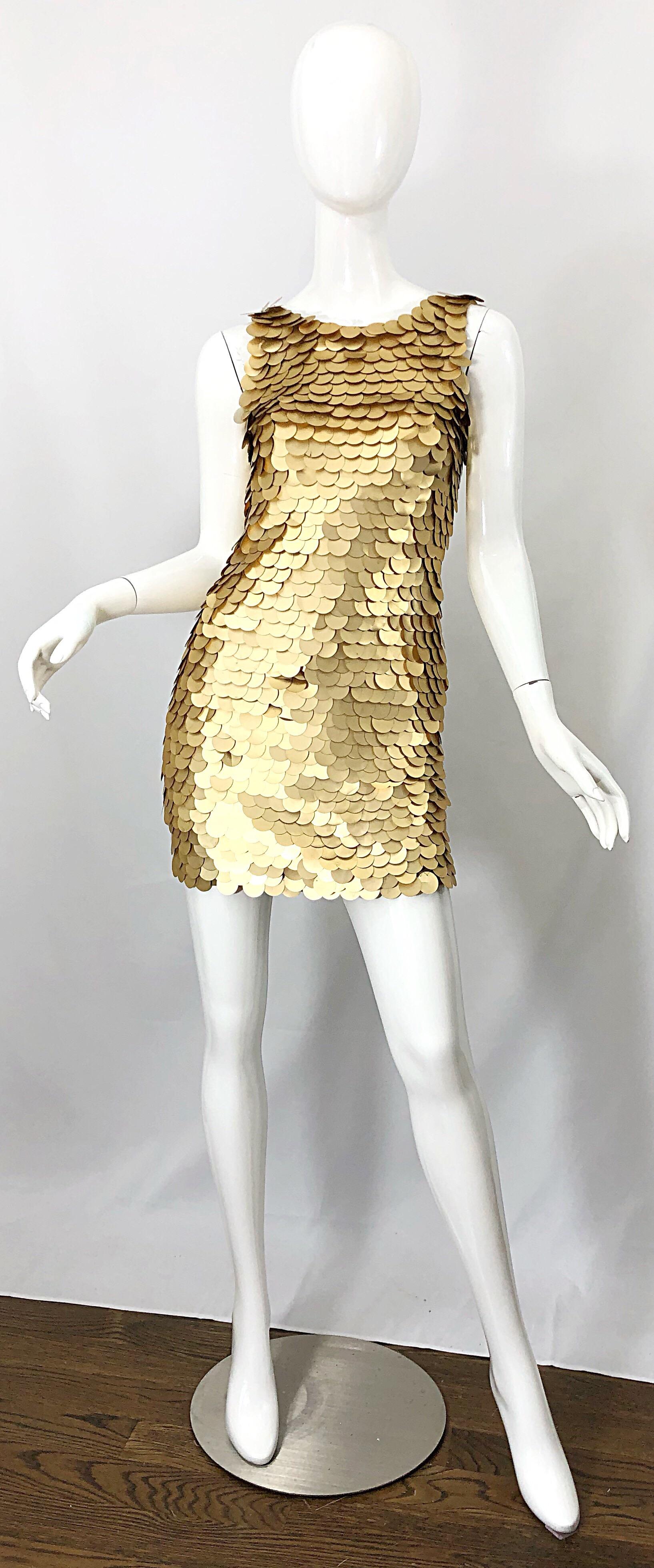 Sexy 90er Jahre CD GREENE für BERGDORF GOODMAN Gold Pailetten Pailletten Bodycon Minikleid! Tausende von handgenähten, mattgoldenen Pailetten durchziehen das gesamte Kleid. Wird einfach über den Kopf gestülpt und dehnt sich aus, um zu passen. Ein