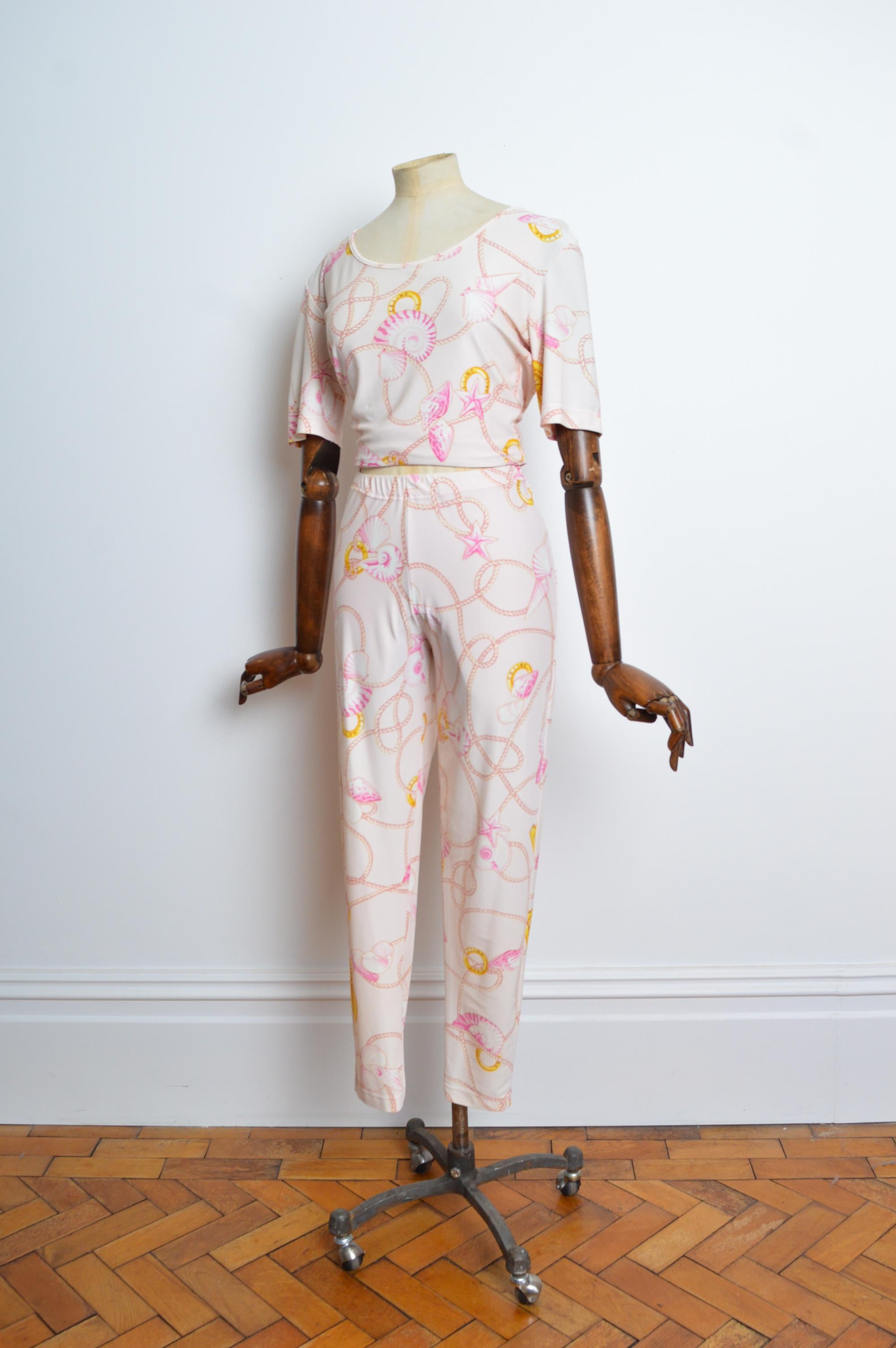 A fabulous 1990's Céline set comprising a stretchy fitted T-shirt & matching High waisted fitting leggings.
Recommended Size; UK 12
Measurements are provided in inches (‘’)
Top - Pit to Pit; 20’’ - 23’’ /Nape to Hem; 24’’
Pants - Waist; 28’’ - 34’’