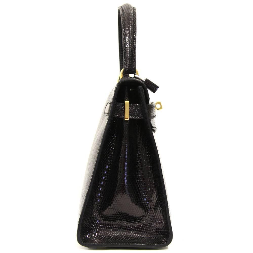 This Cellerini Firenze bag is an exquisite piece of Italian craftsmanship. It is made of luxurious reptile leather and features one zip pocket in the inside. Details of the lock are golden. Very elegant in its small dimensions, it is worth showing