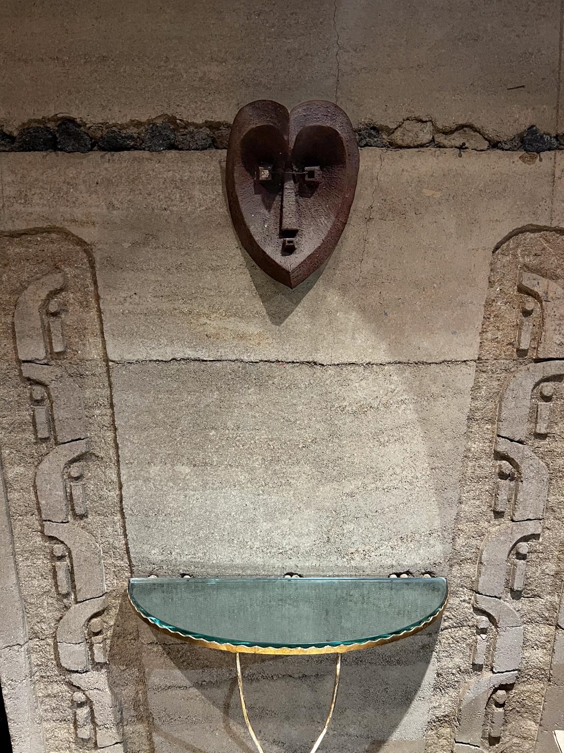 1990 Masque de cérémonie en métal Coeur en fer Design cubiste
un masque de cérémonie en métal fait sur mesure, en fer avec une patine vintage.
Un cœur de construction unique mélangé à des formes cubistes.
11,5 la x 14,5 haut x 6,25 la
État d'origine