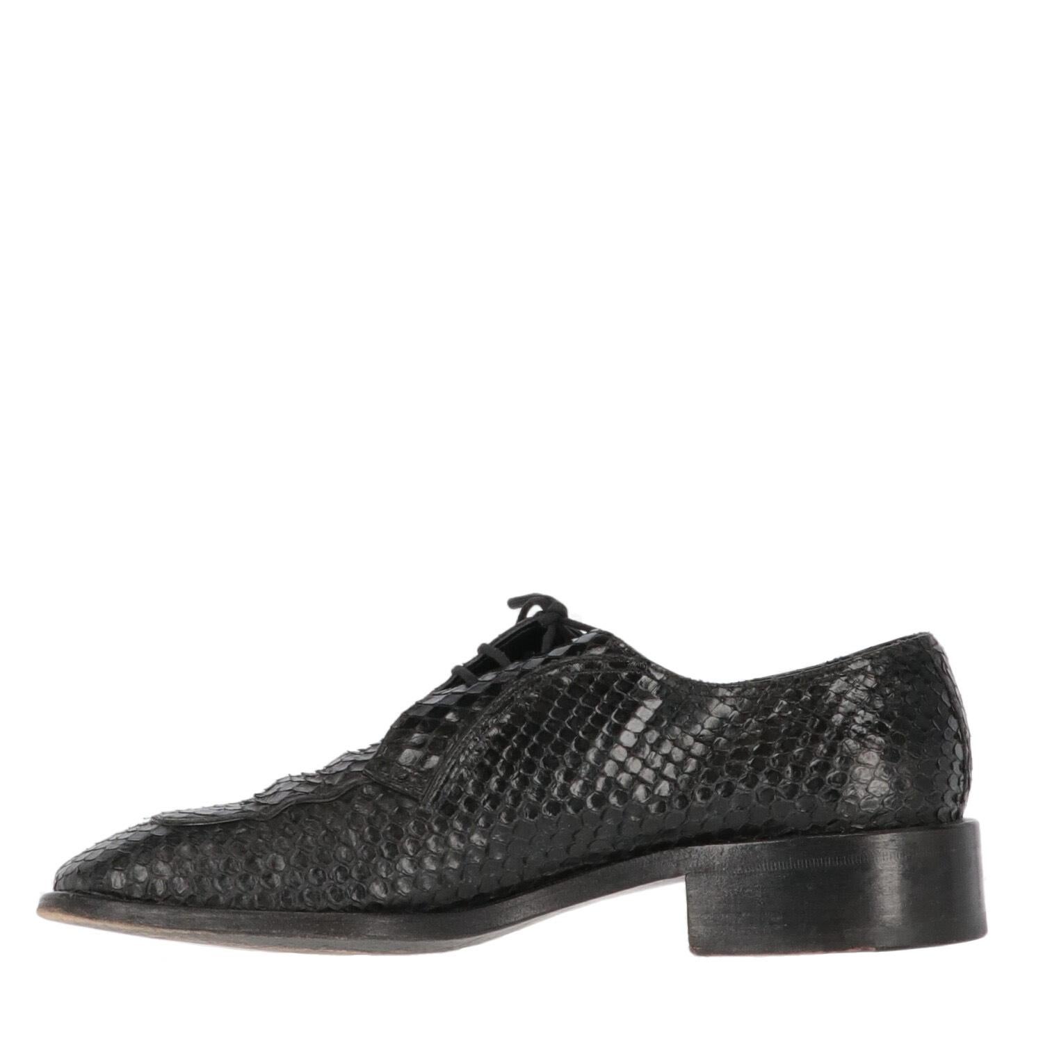 A.N.G.E.L.O. Vintage - ITALY
Cesare Paciotti black python leather classic lace-up shoe with tone-on-tone laces, stitching on the tip and square toe.

The item shows scratches and some wrinkles on the leather, as shown in the pictures.

Please note