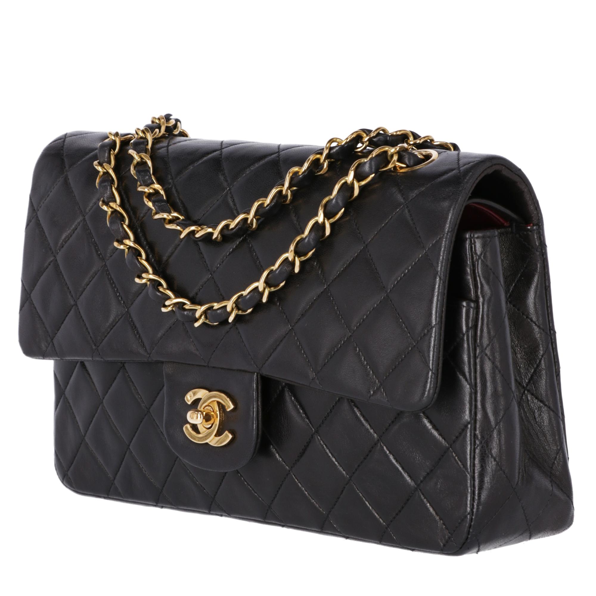 Chanel 2.55 bag 25 cm black bag with diamond matelassè lamb leather and gold tone chain with intertwine black leather. Internal flap with press stud and internal patch pockets.

The item shows lightly signs of utilization, as in pictures.

Made in