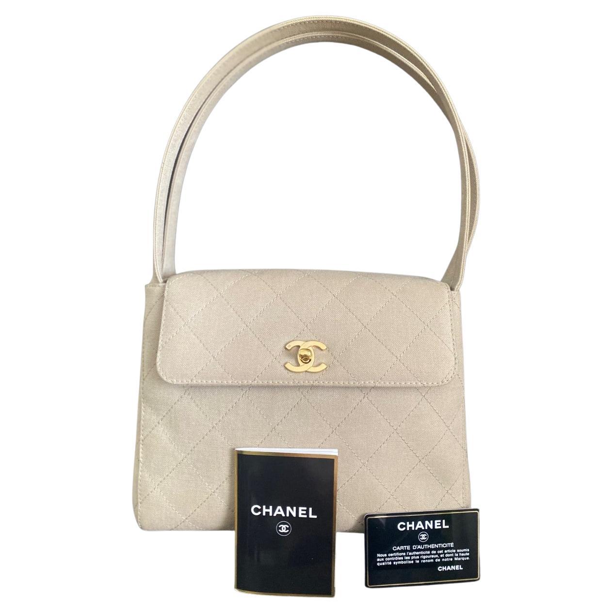 1990er Chanel Vintage beige nudefarbene gesteppte Umhängetasche aus Leinen mit Griff im Angebot
