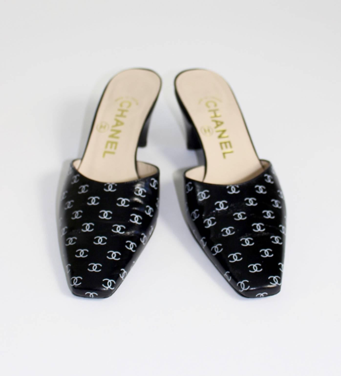 Chaussures à talons Chanel en cuir noir et blanc avec logo des années 1990 Taille 35 / 5 Excellent état - En vente à Boca Raton, FL