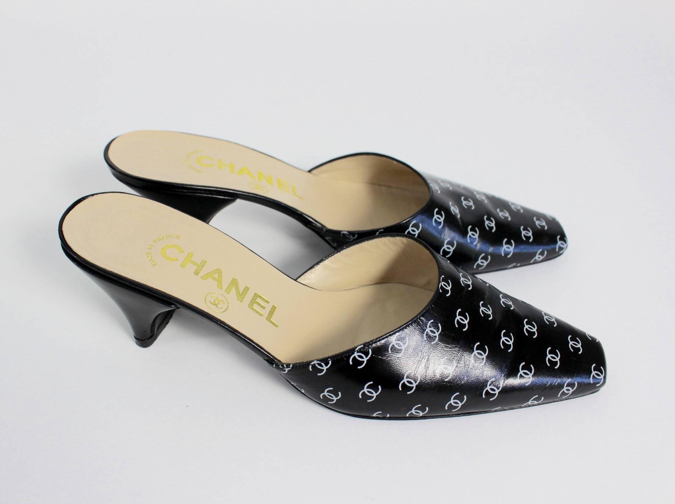 1990s Chanel Black and White Leather Logo Mules Heels Shoes Size 35 / 5 For Sale 1