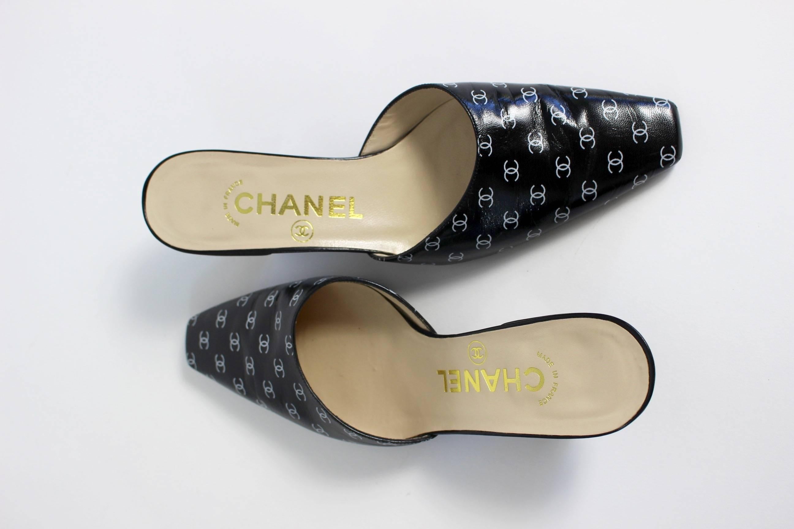 Chaussures à talons Chanel en cuir noir et blanc avec logo des années 1990 Taille 35 / 5 en vente 4
