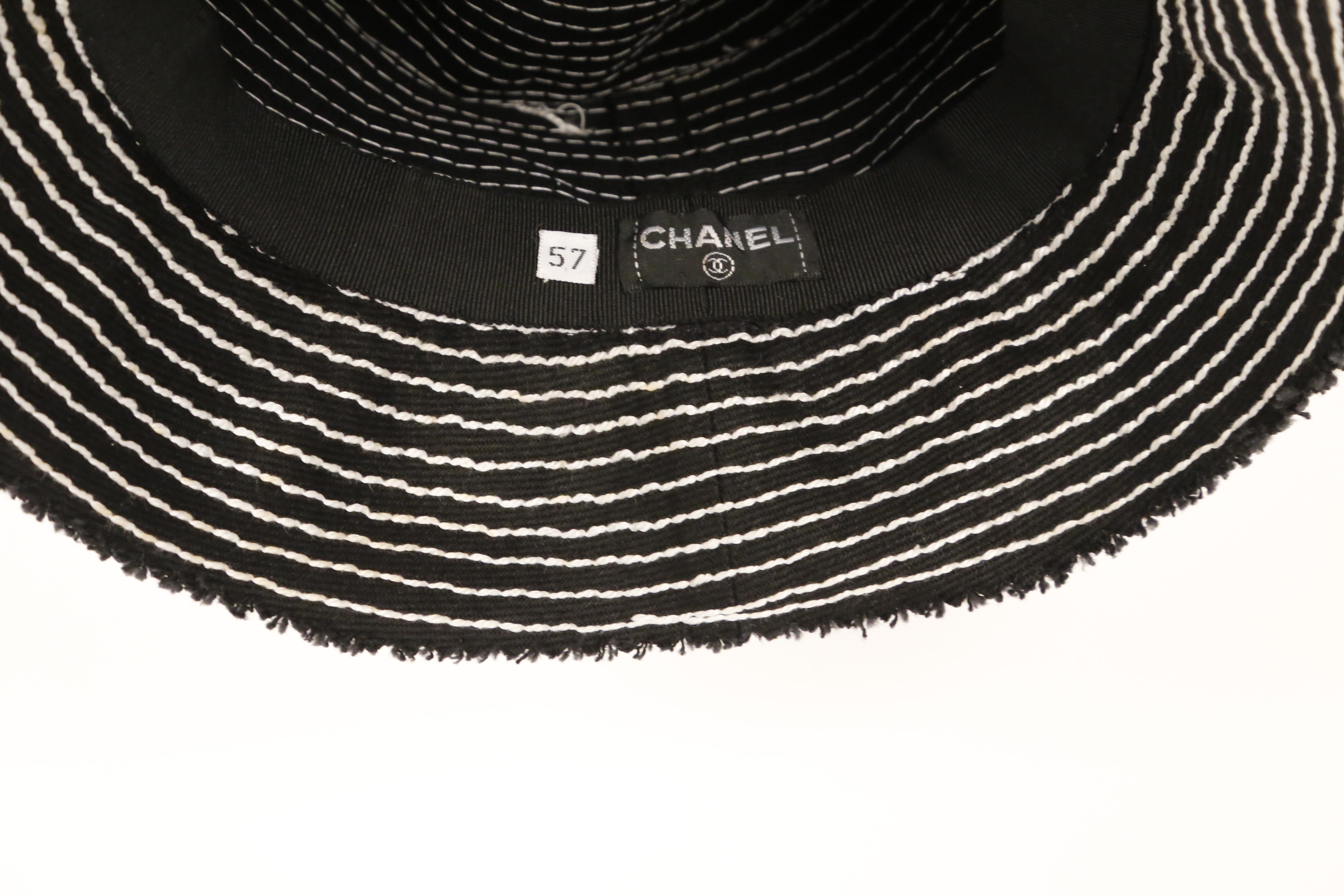 1990's CHANEL black bucket hat with white topstitching In Excellent Condition In San Fransisco, CA