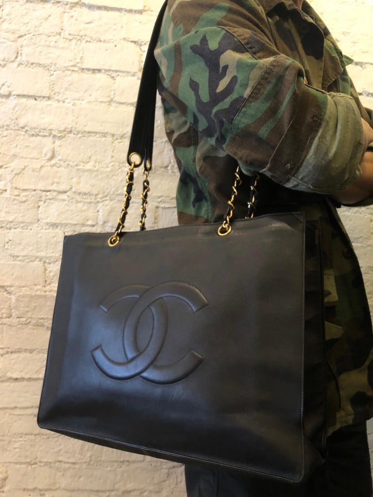 1990s CHANEL Black Calf Leather Jumbo Chain Tote Bag In Fair Condition For Sale In Bangkok, TH