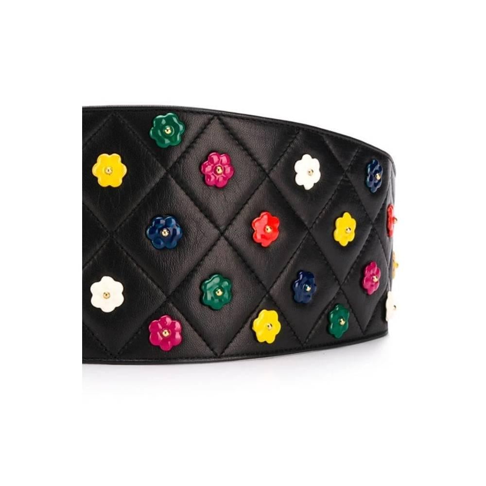 Chanel black leather belt with quilted effect and colored flower-shaped applications. Golden metal buckle closure with logo.

The product has slight signs of wear as shown in the pictures.

Years: 90s

Made in France

Total length: 80 cm
Width: 12 cm