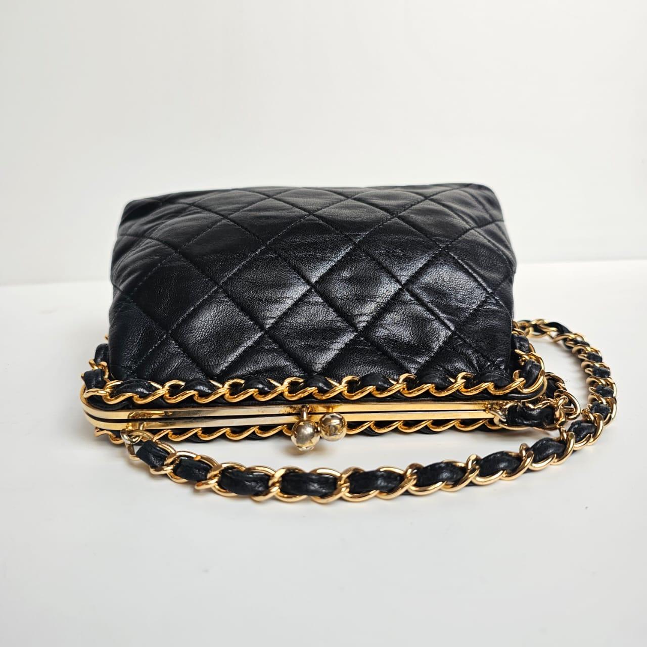 1990 Chanel - Porte-monnaie Kiss-Lock en cuir d'agneau noir garni de chaînes dorées en vente 5