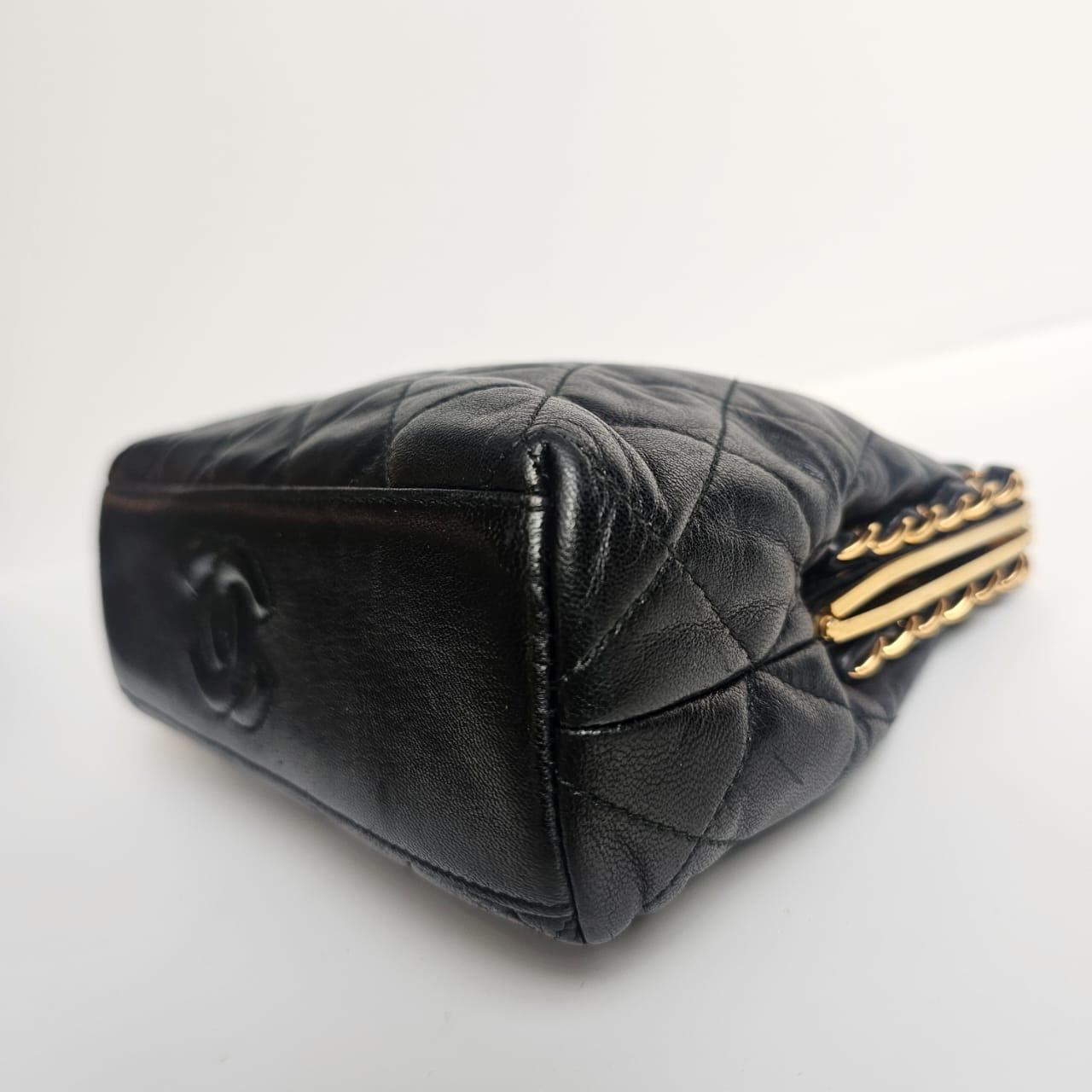 1990 Chanel - Porte-monnaie Kiss-Lock en cuir d'agneau noir garni de chaînes dorées en vente 6