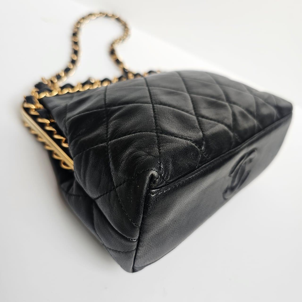 1990 Chanel - Porte-monnaie Kiss-Lock en cuir d'agneau noir garni de chaînes dorées en vente 7
