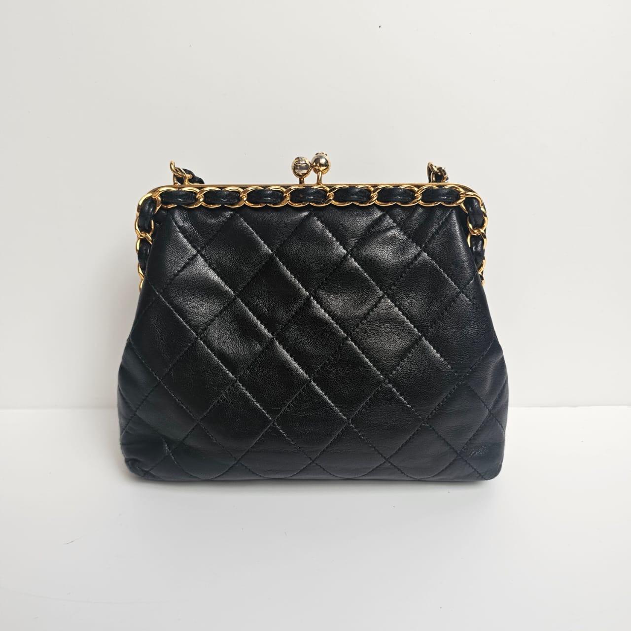 1990 Chanel - Porte-monnaie Kiss-Lock en cuir d'agneau noir garni de chaînes dorées en vente 8